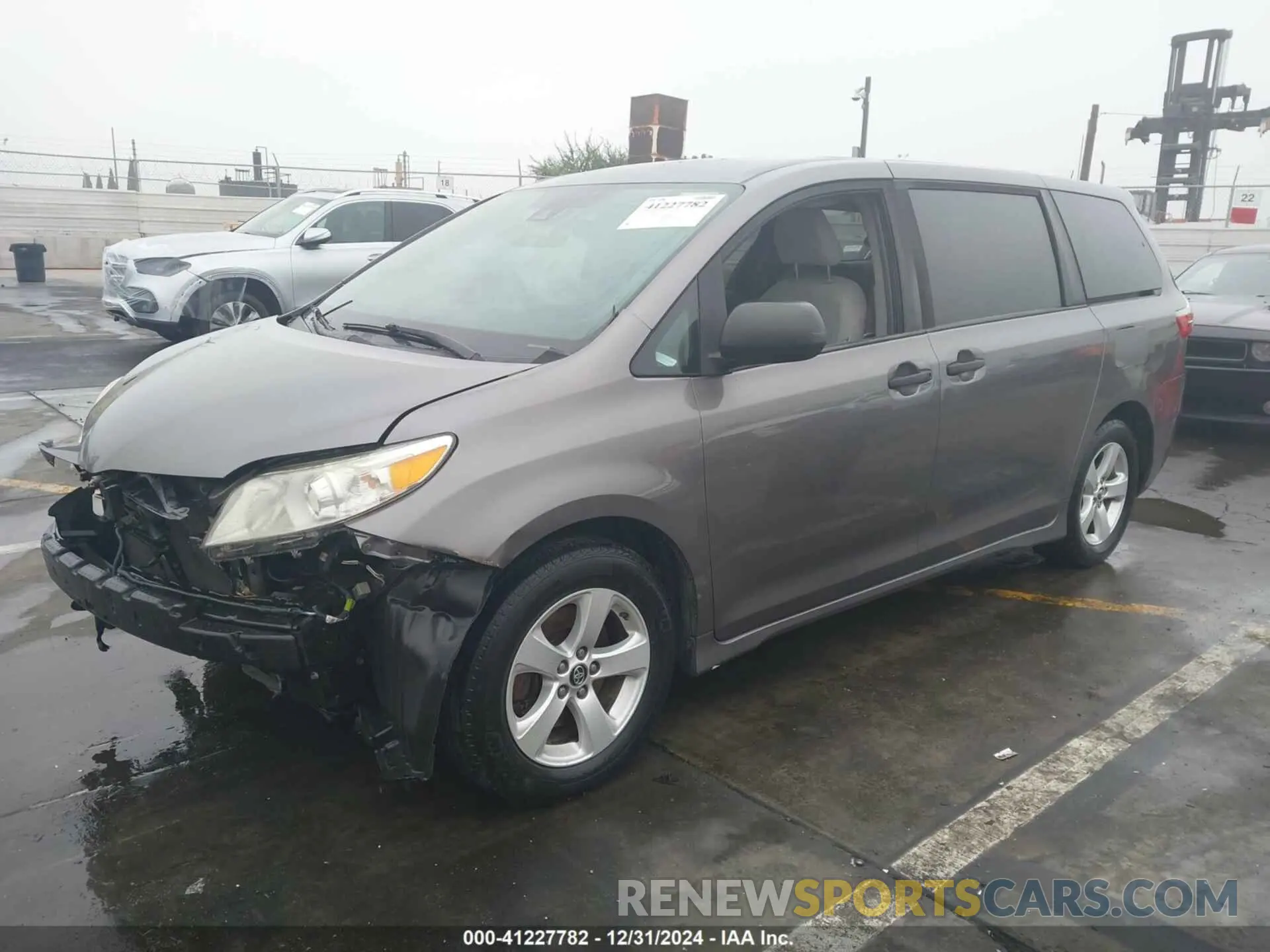 2 fotografías del automóvil dañado 5TDZZ3DC5KS010008 TOYOTA SIENNA 2019