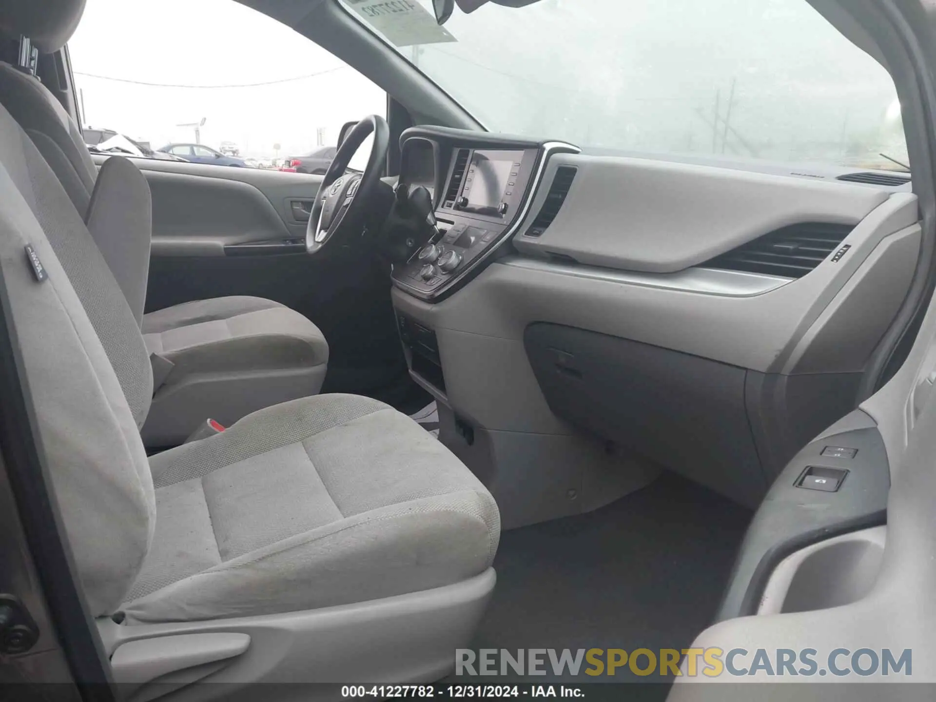 5 fotografías del automóvil dañado 5TDZZ3DC5KS010008 TOYOTA SIENNA 2019