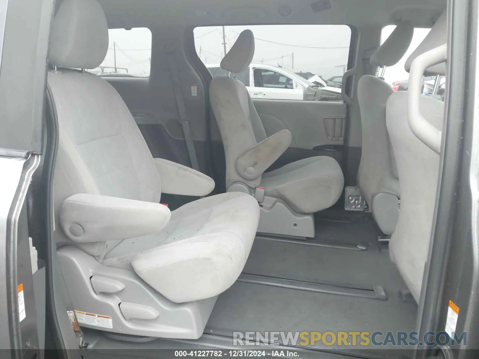 8 fotografías del automóvil dañado 5TDZZ3DC5KS010008 TOYOTA SIENNA 2019