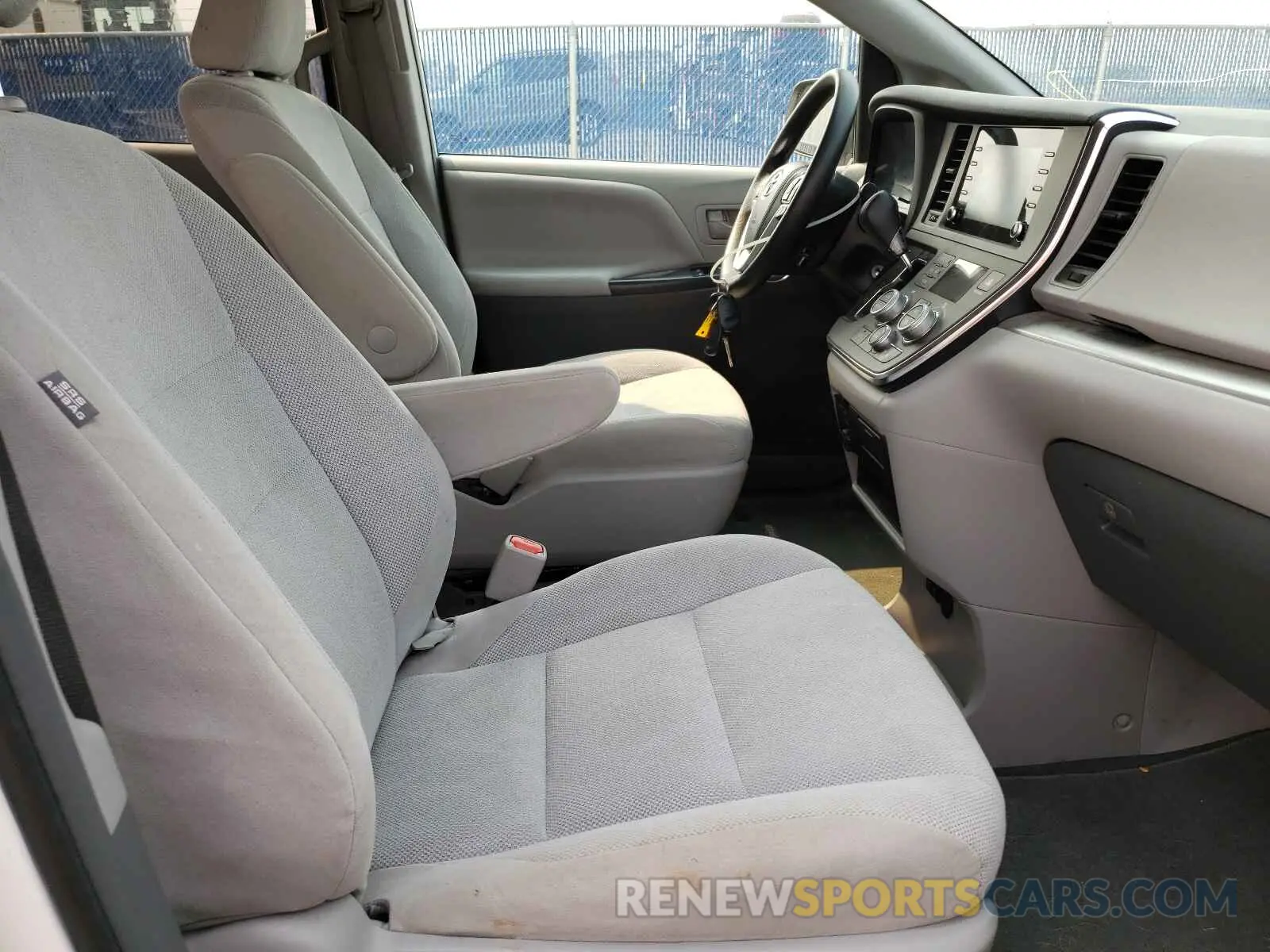 5 fotografías del automóvil dañado 5TDZZ3DC7KS996755 TOYOTA SIENNA 2019