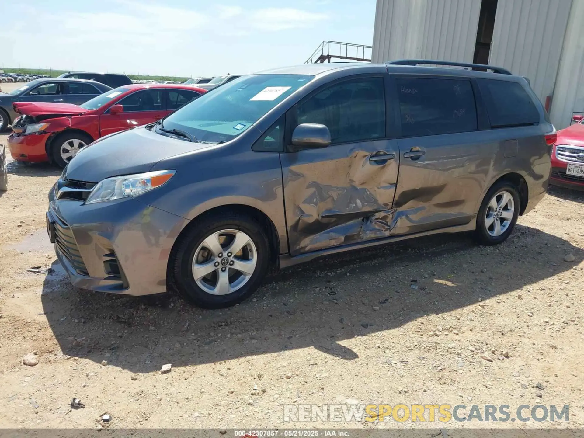 2 fotografías del automóvil dañado 5TDKZ3DC2LS036312 TOYOTA SIENNA 2020