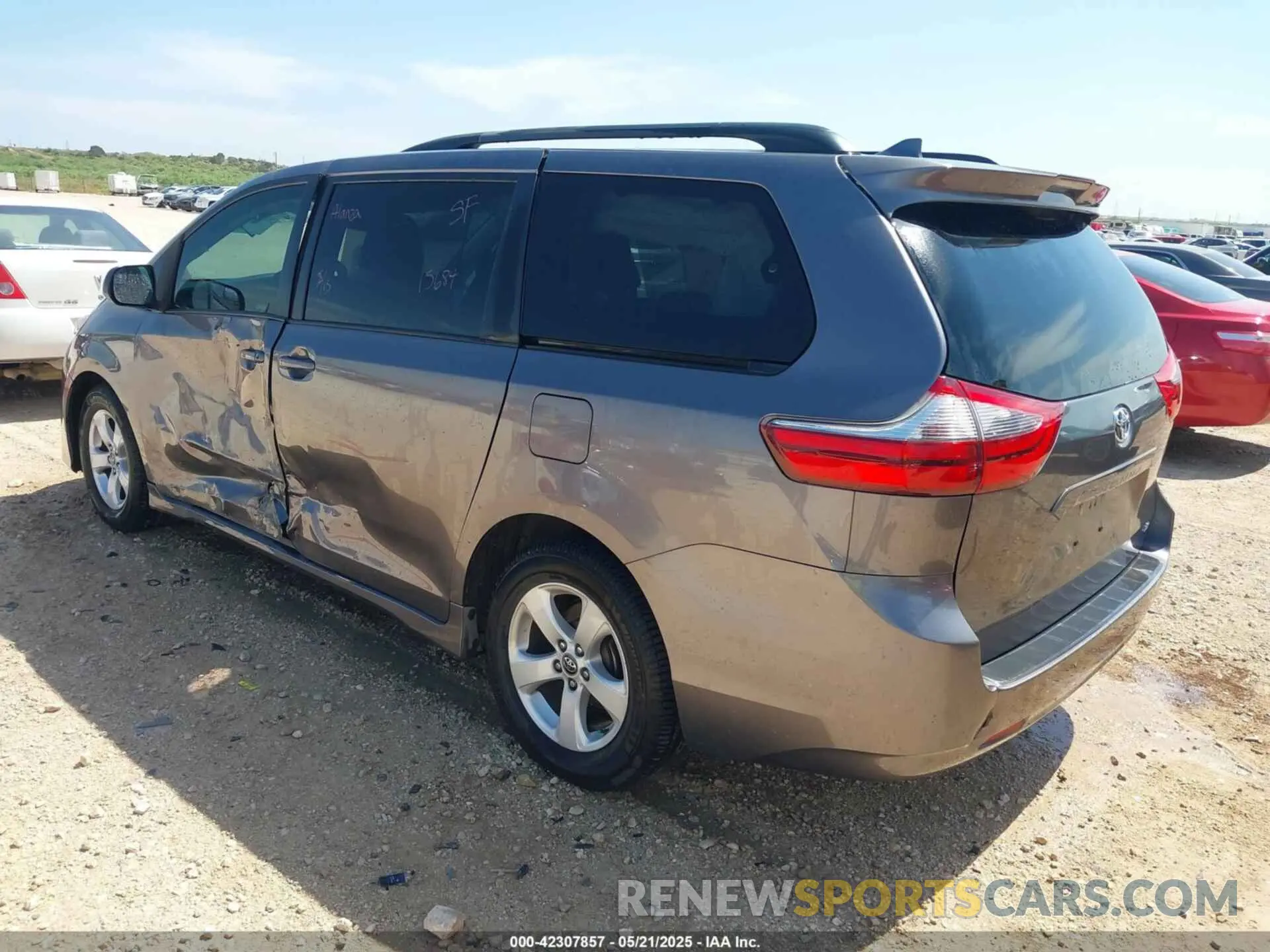 3 fotografías del automóvil dañado 5TDKZ3DC2LS036312 TOYOTA SIENNA 2020