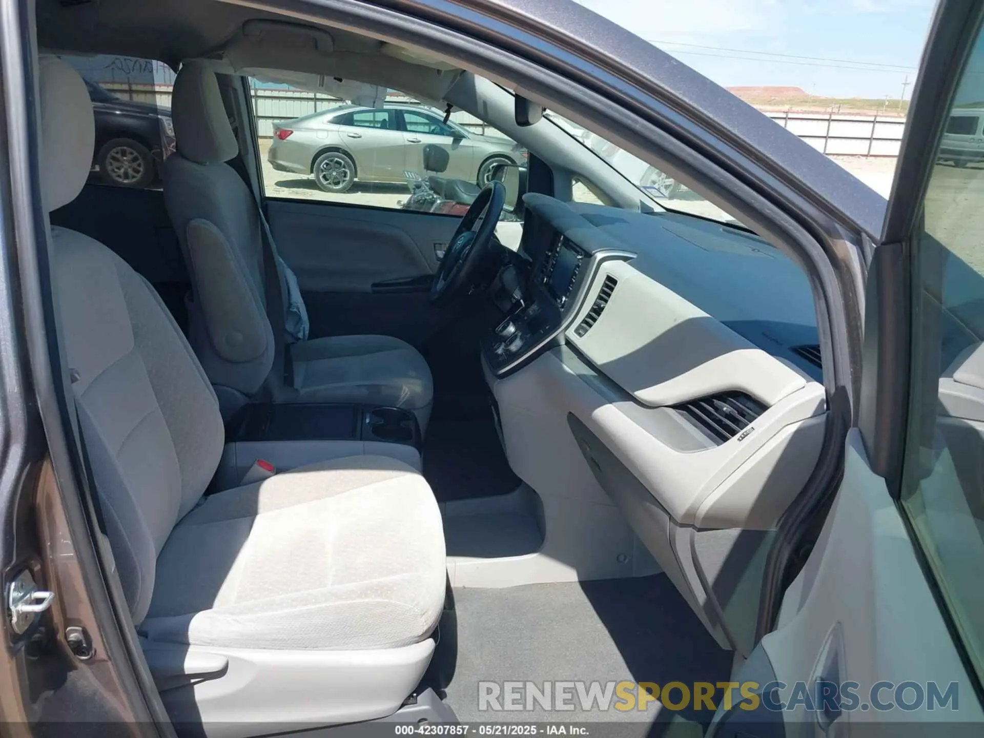 5 fotografías del automóvil dañado 5TDKZ3DC2LS036312 TOYOTA SIENNA 2020