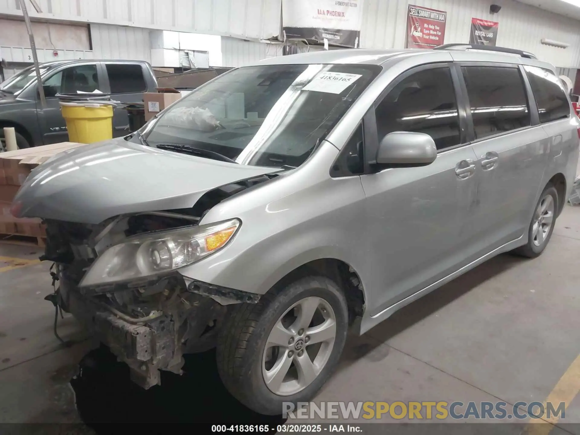 2 fotografías del automóvil dañado 5TDKZ3DC2LS065051 TOYOTA SIENNA 2020