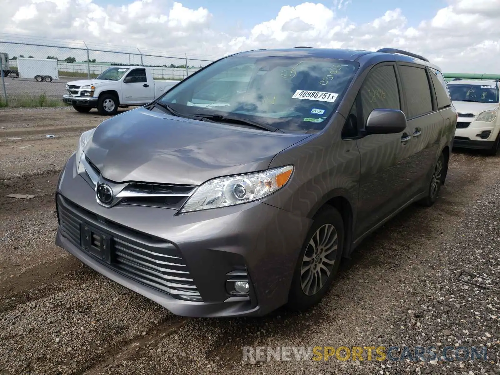 2 fotografías del automóvil dañado 5TDYZ3DC4LS031056 TOYOTA SIENNA 2020