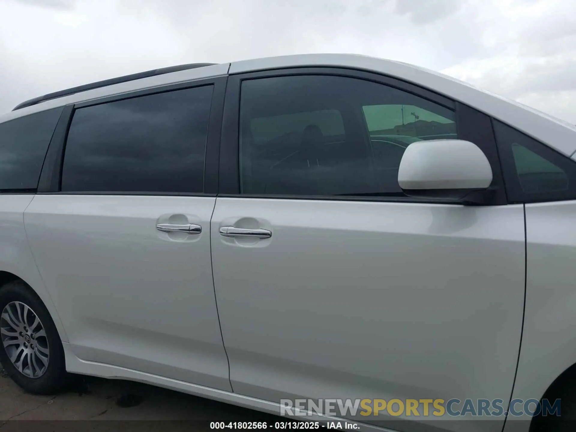 13 fotografías del automóvil dañado 5TDYZ3DC4LS080497 TOYOTA SIENNA 2020