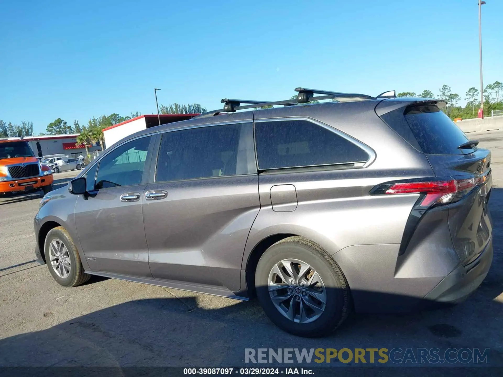 14 fotografías del automóvil dañado 5TDJRKECXMS055955 TOYOTA SIENNA 2021