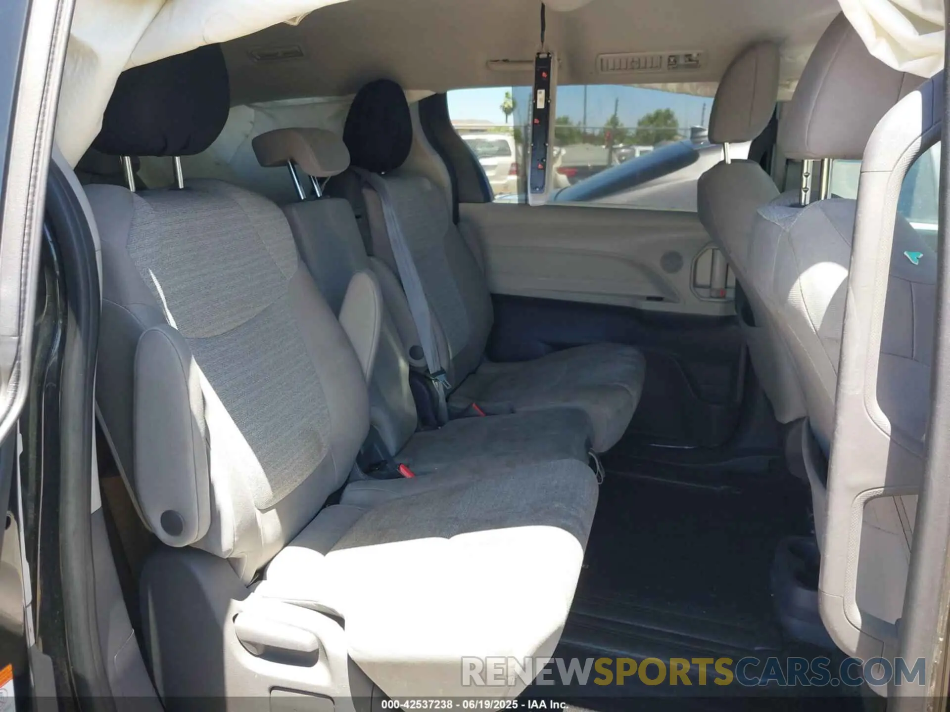 8 fotografías del automóvil dañado 5TDKRKEC3MS011073 TOYOTA SIENNA 2021