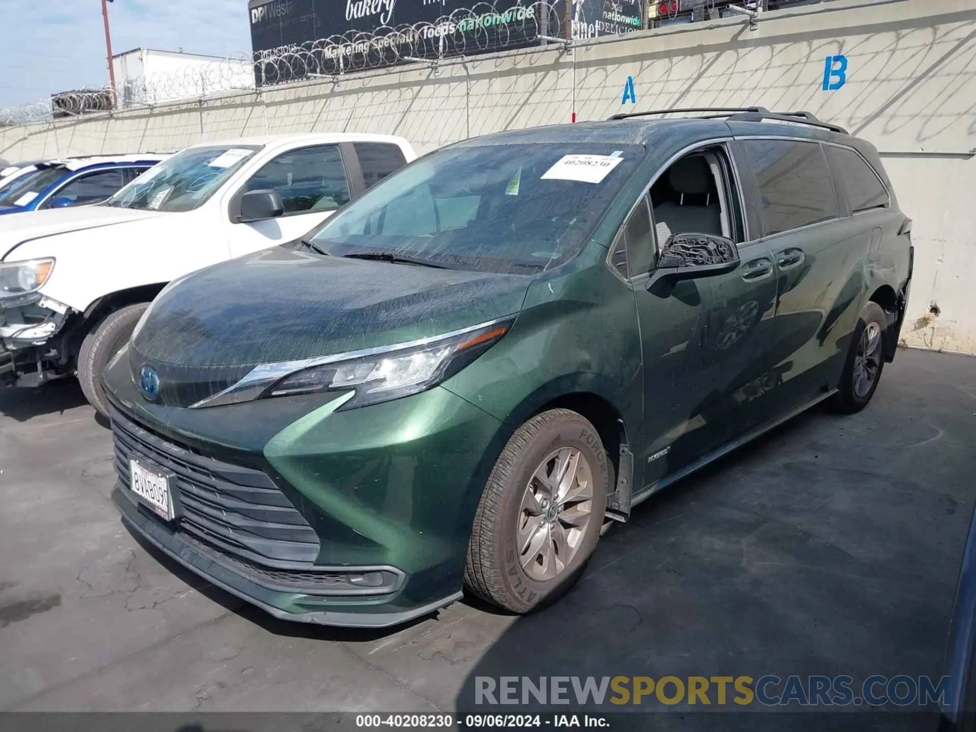 2 fotografías del automóvil dañado 5TDKRKEC6MS014551 TOYOTA SIENNA 2021