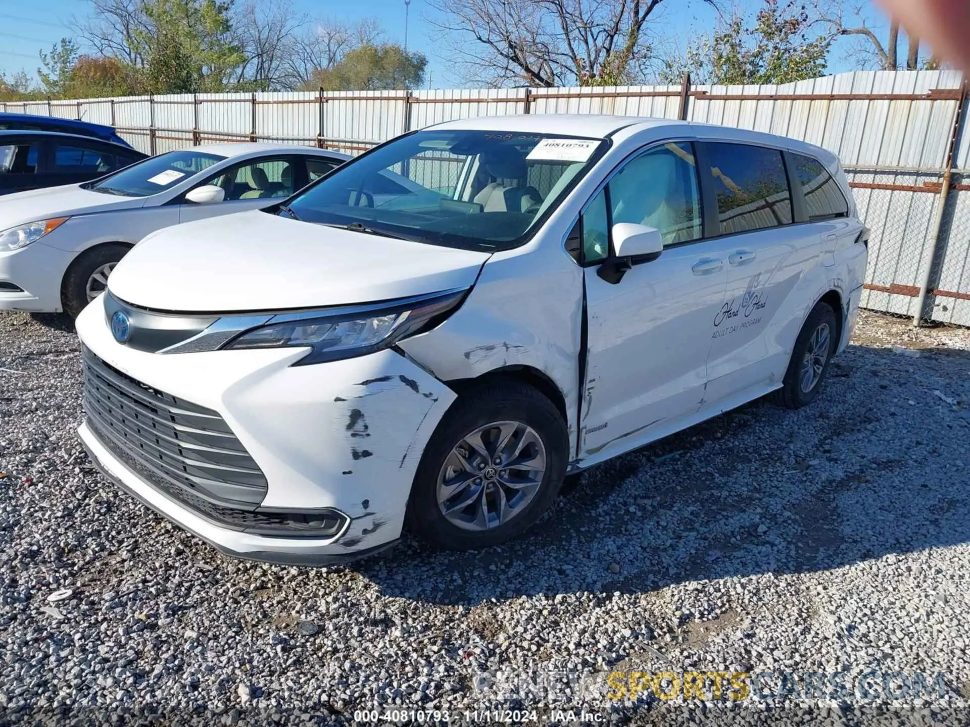 2 fotografías del automóvil dañado 5TDKRKECXMS056107 TOYOTA SIENNA 2021