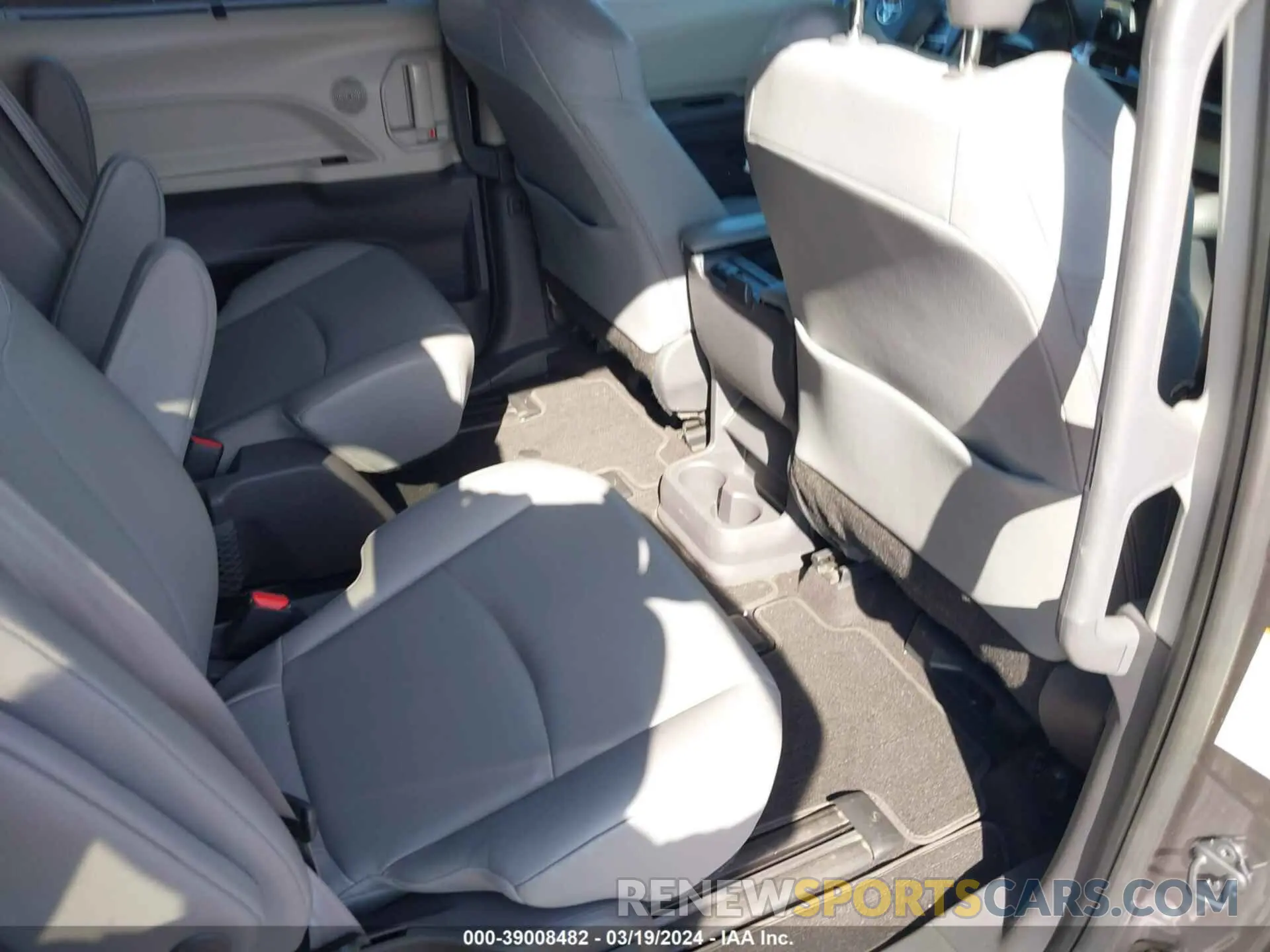8 fotografías del automóvil dañado 5TDYRKEC8MS056567 TOYOTA SIENNA 2021