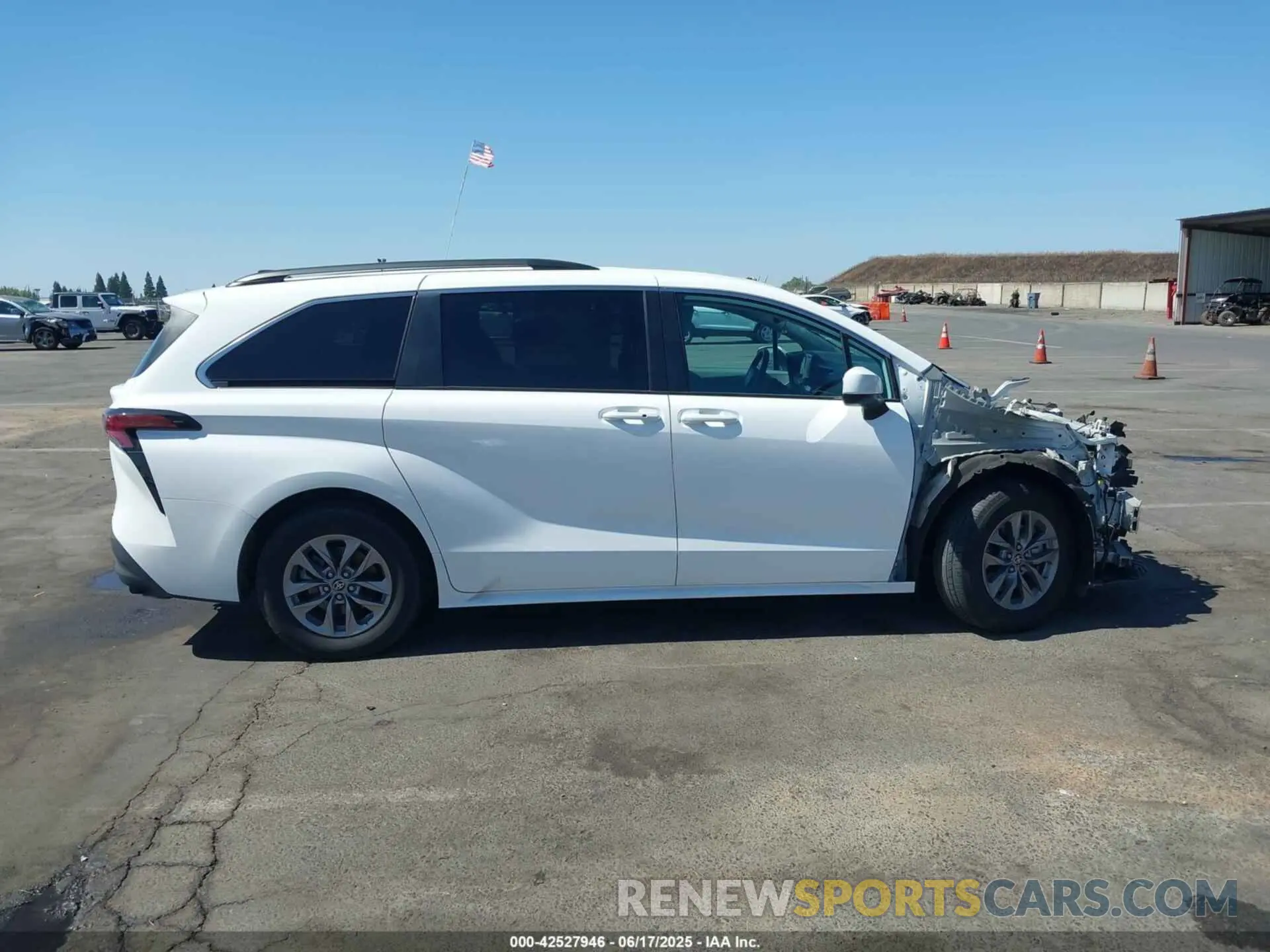 14 fotografías del automóvil dañado 5TDBRKEC1NS104739 TOYOTA SIENNA 2022