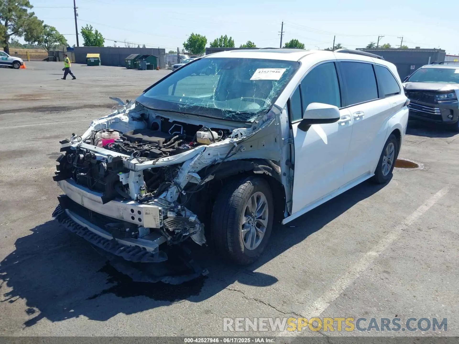 2 fotografías del automóvil dañado 5TDBRKEC1NS104739 TOYOTA SIENNA 2022
