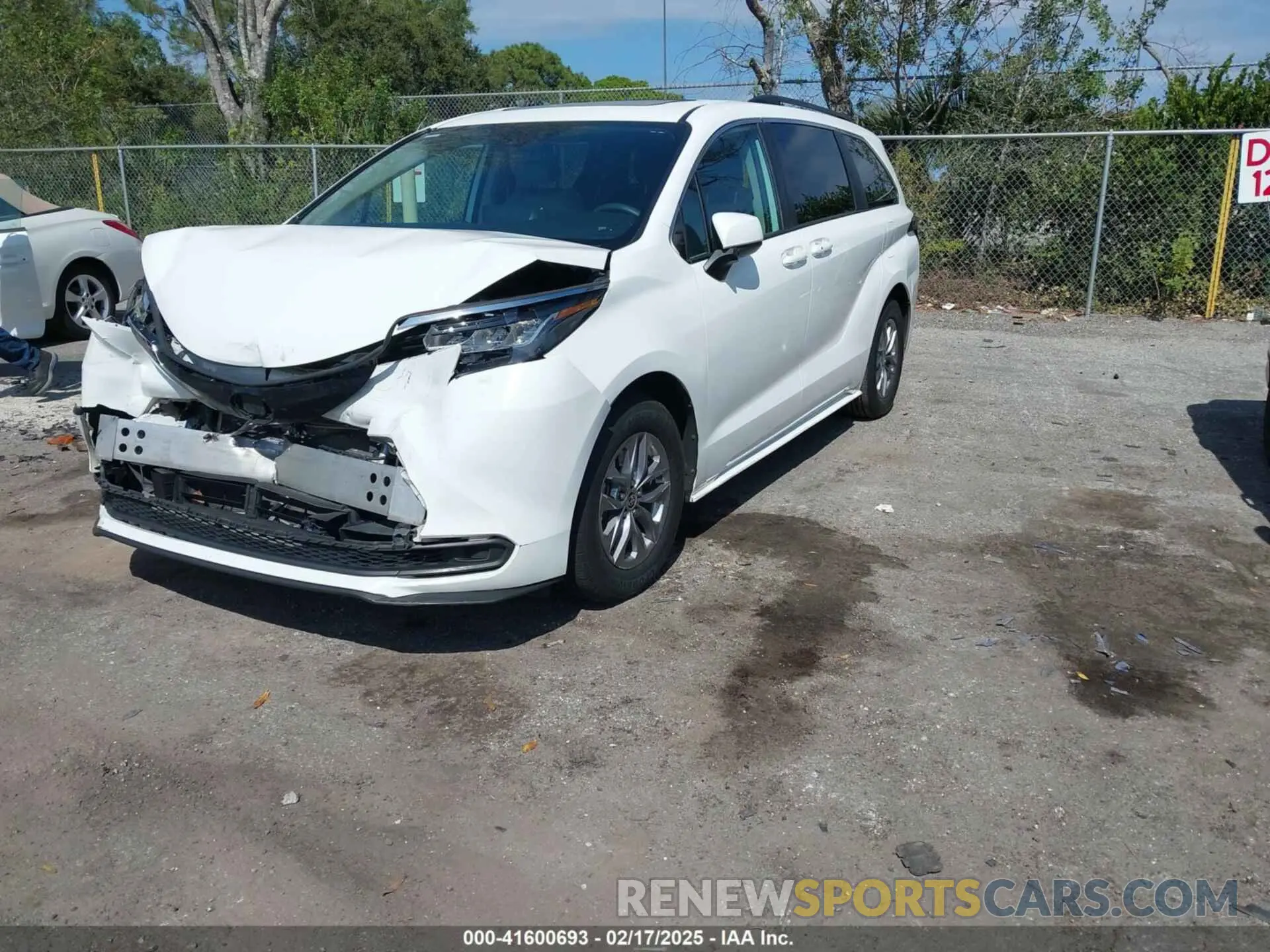 2 fotografías del automóvil dañado 5TDBRKECXNS099704 TOYOTA SIENNA 2022
