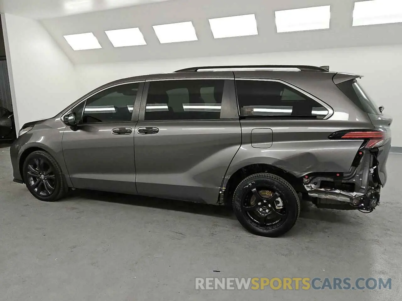 2 fotografías del automóvil dañado 5TDDRKEC6NS097540 TOYOTA SIENNA 2022