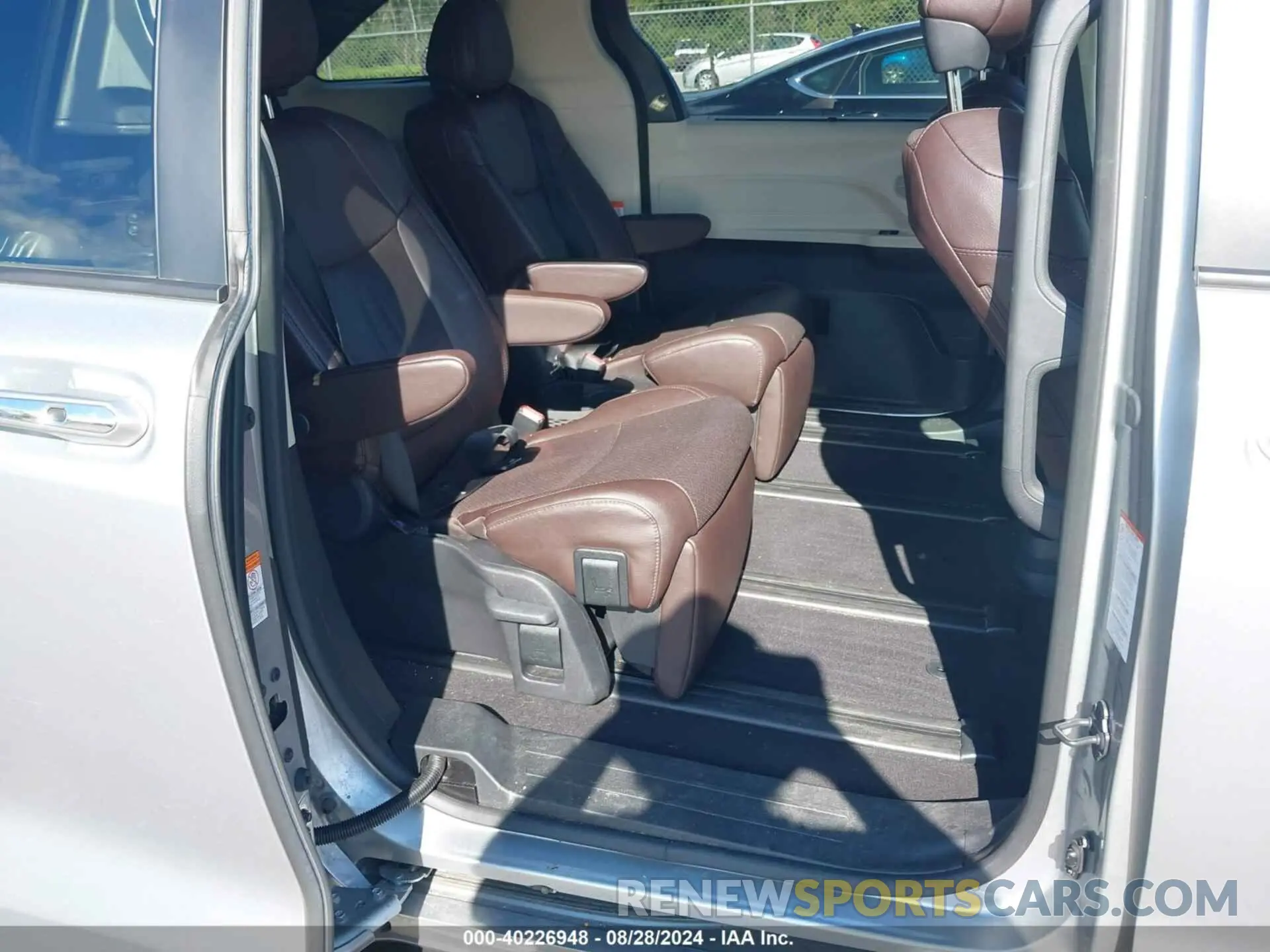 8 fotografías del automóvil dañado 5TDESKFC9NS066581 TOYOTA SIENNA 2022