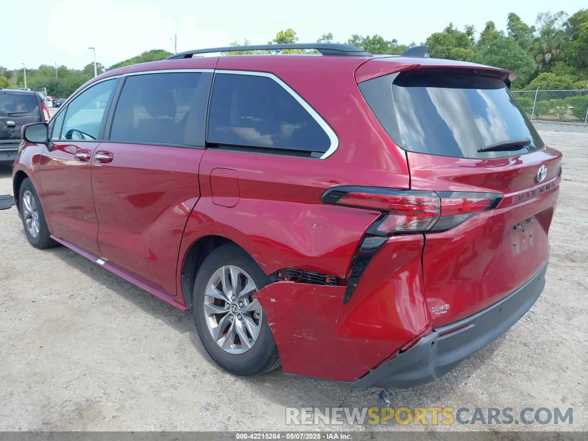 3 fotografías del automóvil dañado 5TDJRKEC3NS116029 TOYOTA SIENNA 2022