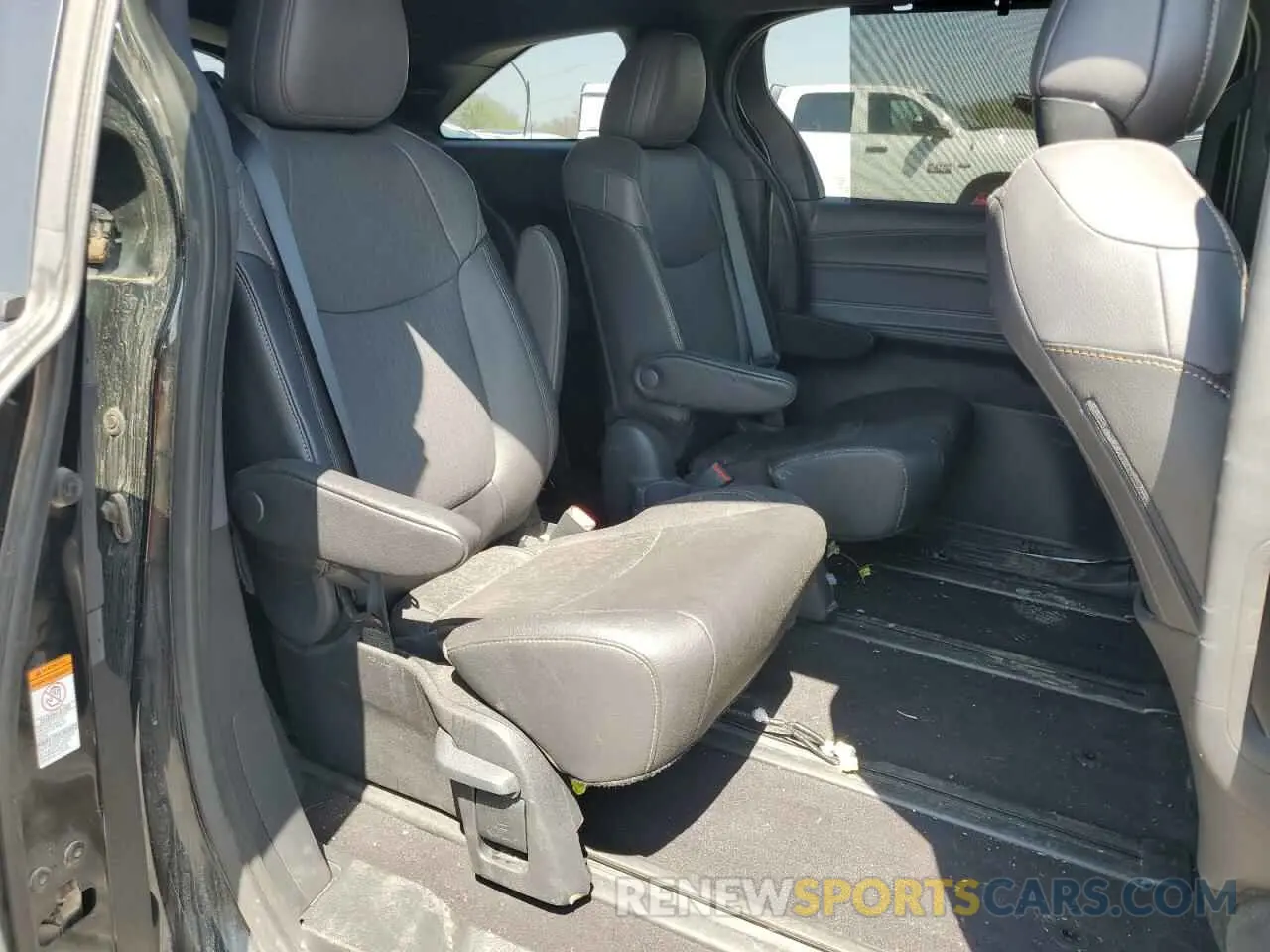 11 fotografías del automóvil dañado 5TDCSKFC0PS092996 TOYOTA SIENNA 2023