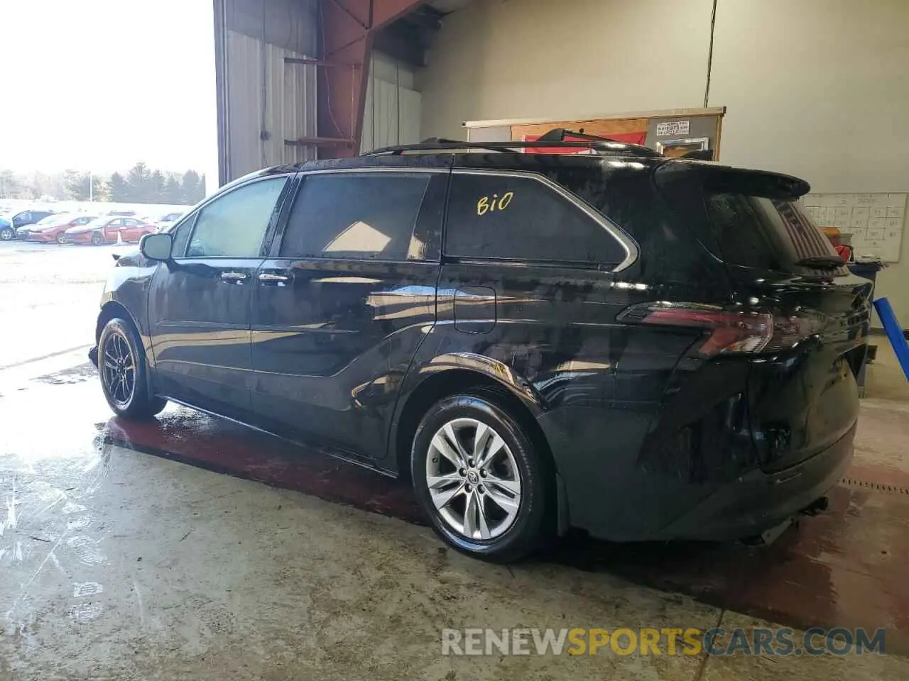 2 fotografías del automóvil dañado 5TDCSKFC6PS101202 TOYOTA SIENNA 2023
