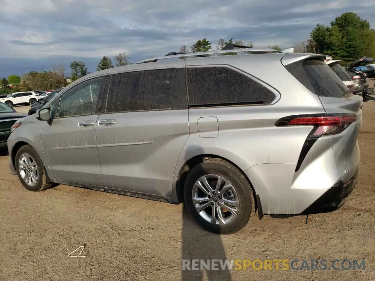 2 fotografías del automóvil dañado 5TDESKFC5PS079072 TOYOTA SIENNA 2023