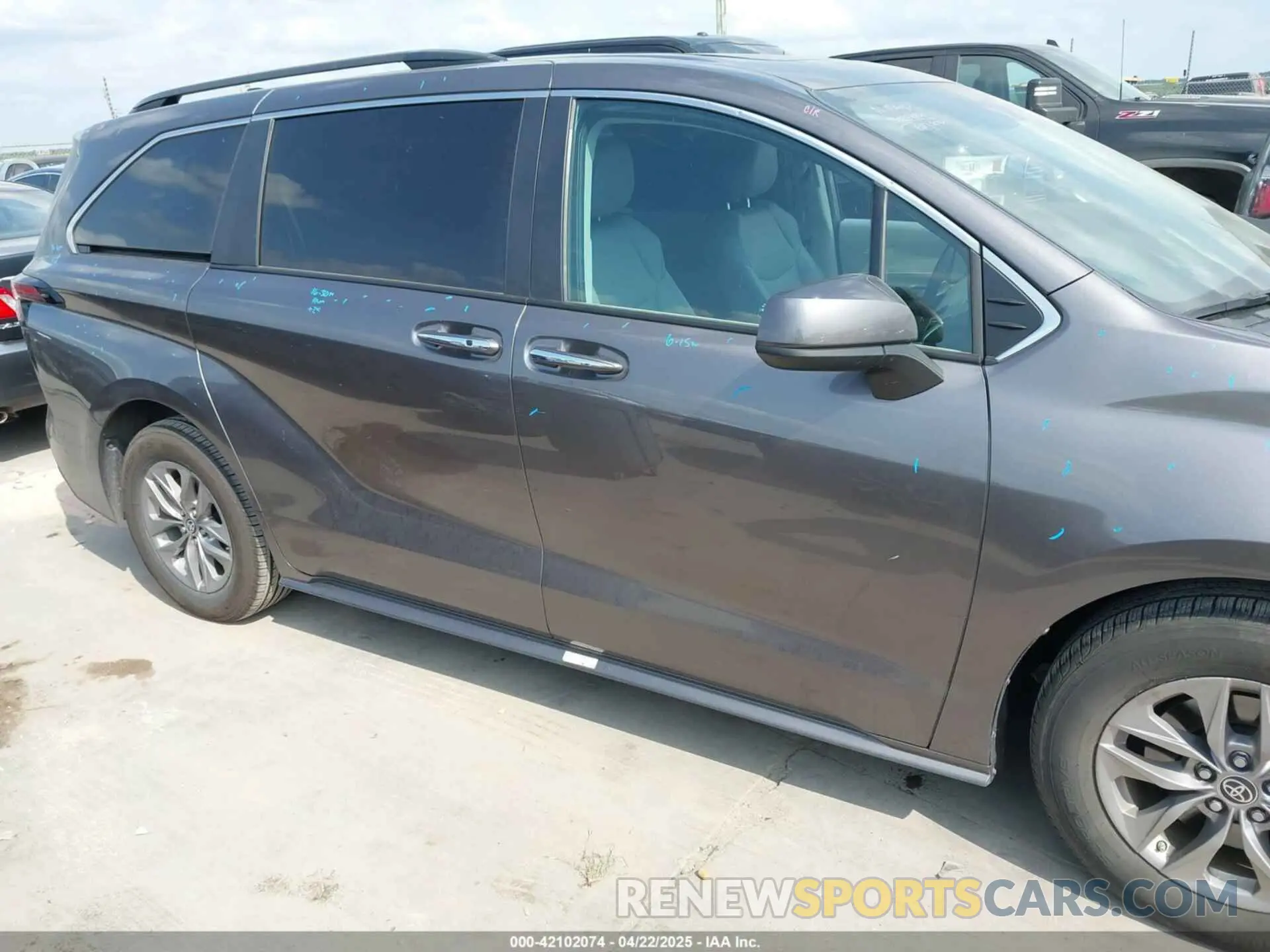 13 fotografías del automóvil dañado 5TDYRKEC4PS163555 TOYOTA SIENNA 2023