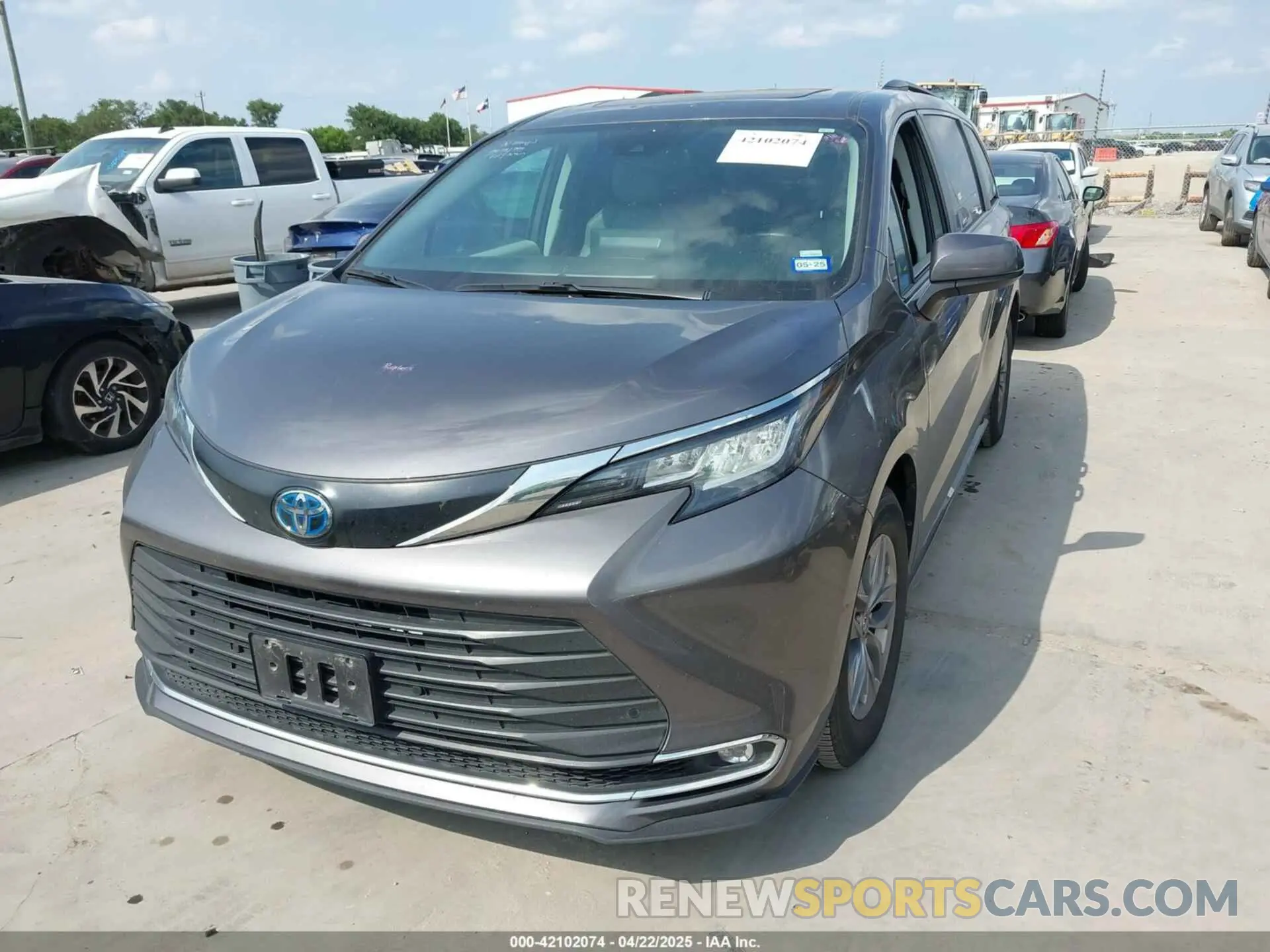2 fotografías del automóvil dañado 5TDYRKEC4PS163555 TOYOTA SIENNA 2023