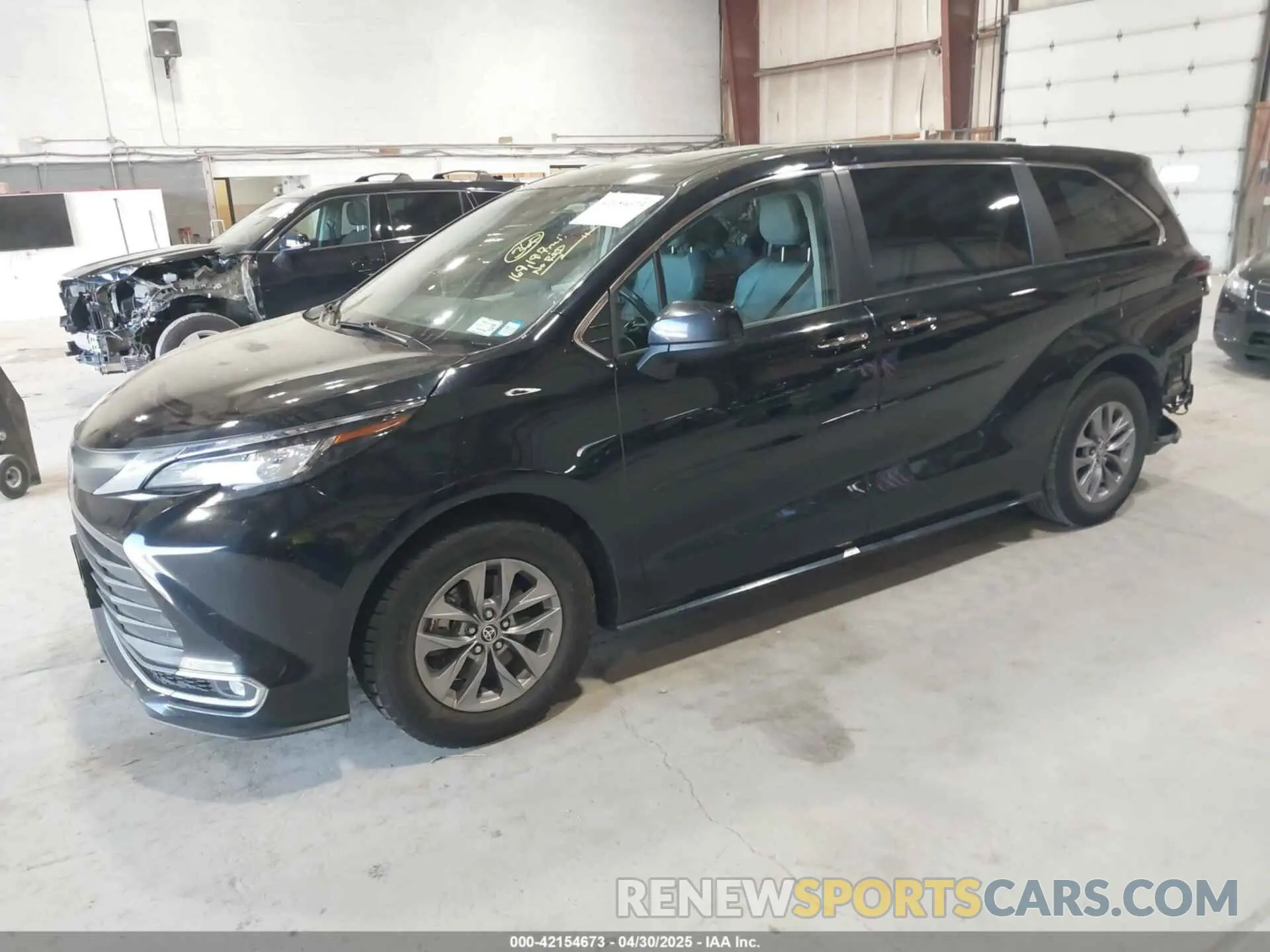 2 fotografías del automóvil dañado 5TDYRKEC5PS148076 TOYOTA SIENNA 2023