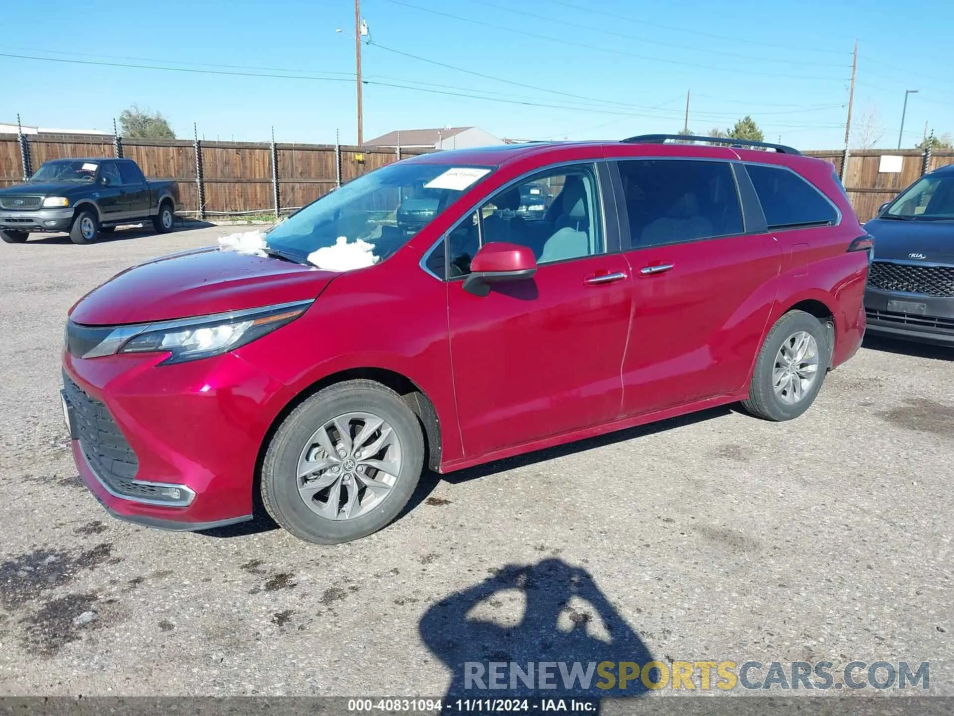 2 fotografías del automóvil dañado 5TDYRKEC6PS165369 TOYOTA SIENNA 2023