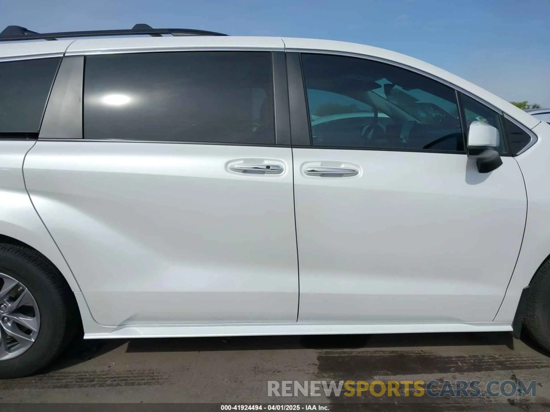 13 fotografías del automóvil dañado 5TDYSKFC8PS107895 TOYOTA SIENNA 2023