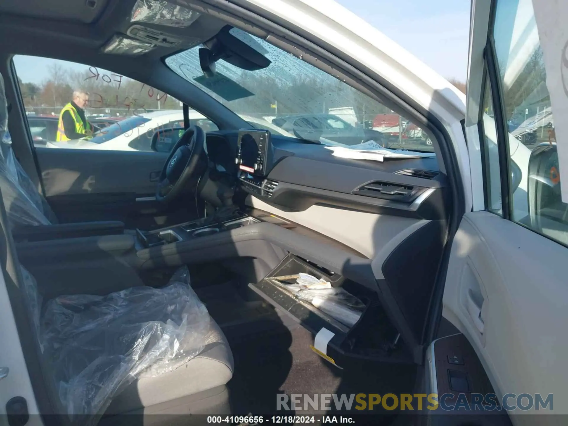5 fotografías del automóvil dañado 5TDBSKFC9RS138713 TOYOTA SIENNA 2024