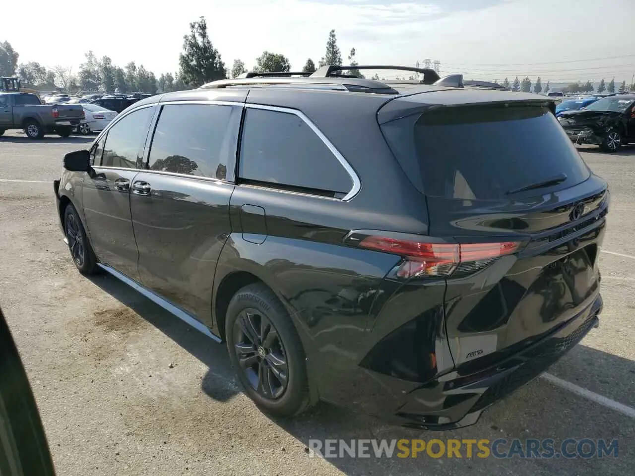 2 fotografías del automóvil dañado 5TDCSKFC5RS140205 TOYOTA SIENNA 2024