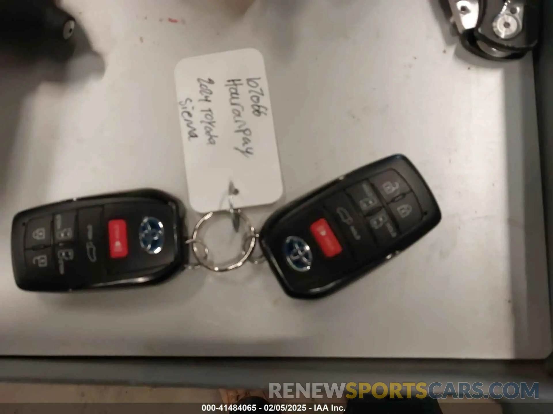 11 fotografías del automóvil dañado 5TDCSKFCXRS150955 TOYOTA SIENNA 2024
