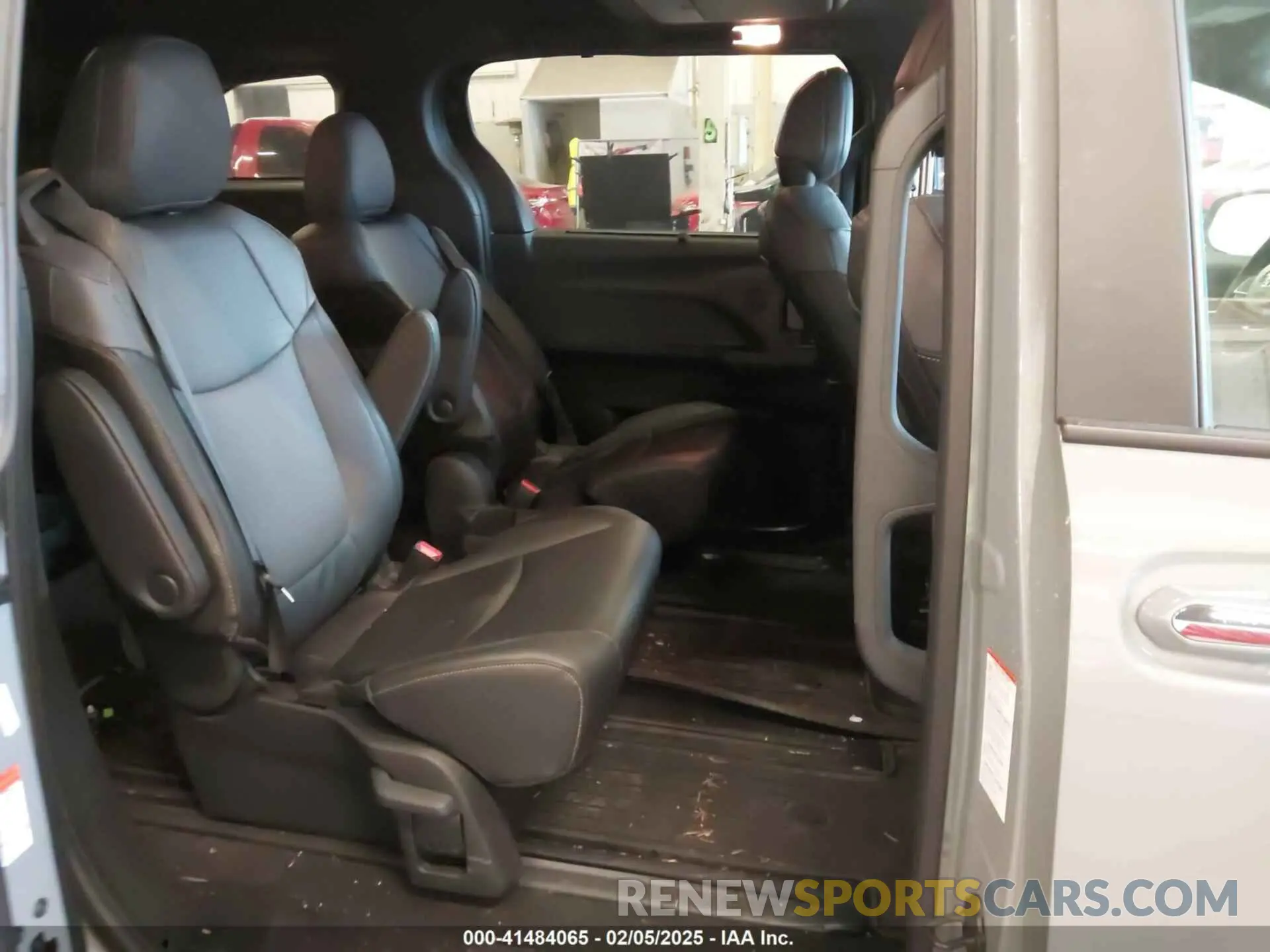 8 fotografías del automóvil dañado 5TDCSKFCXRS150955 TOYOTA SIENNA 2024