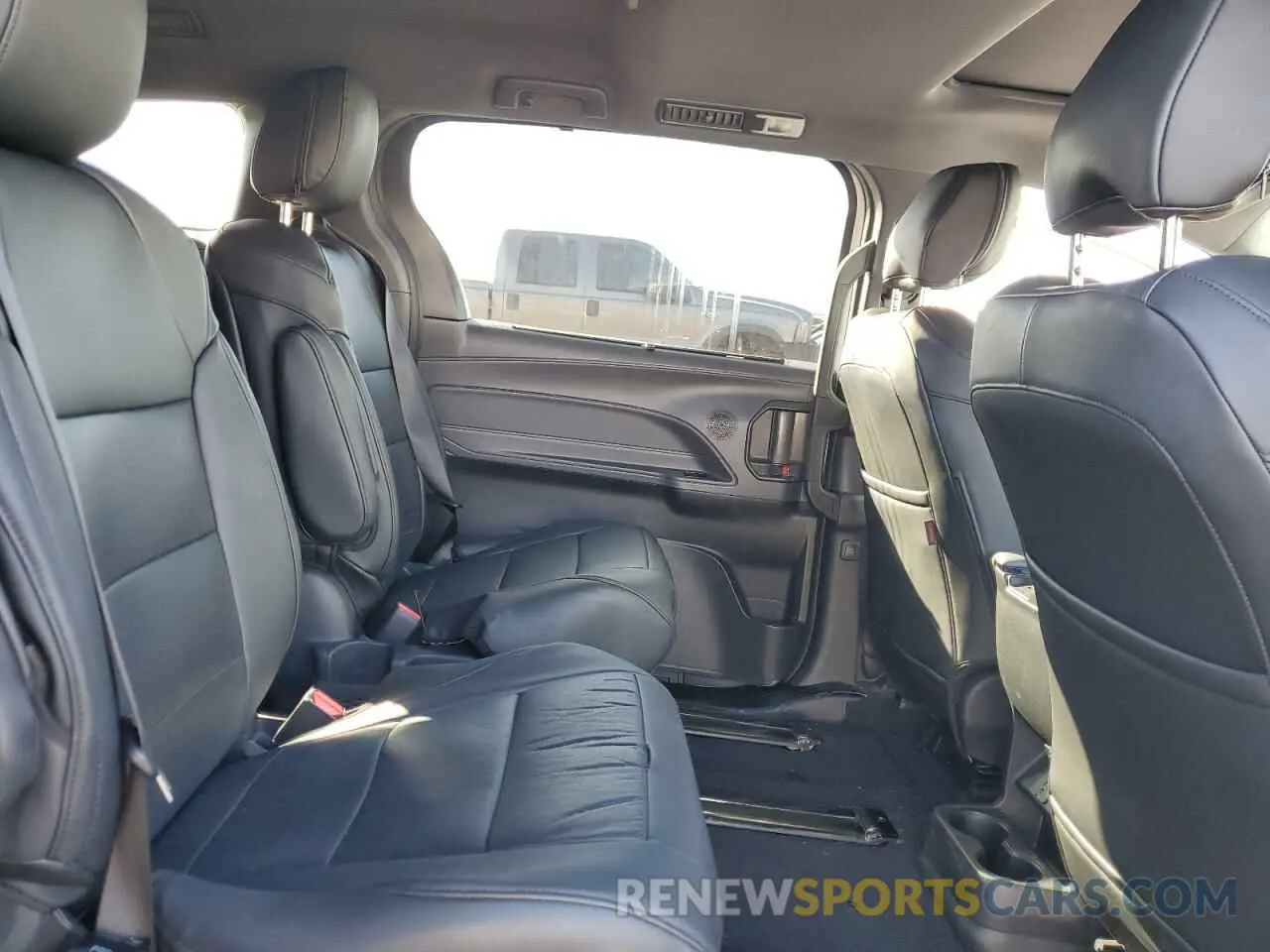 11 fotografías del automóvil dañado 5TDDRKEC7RS192680 TOYOTA SIENNA 2024