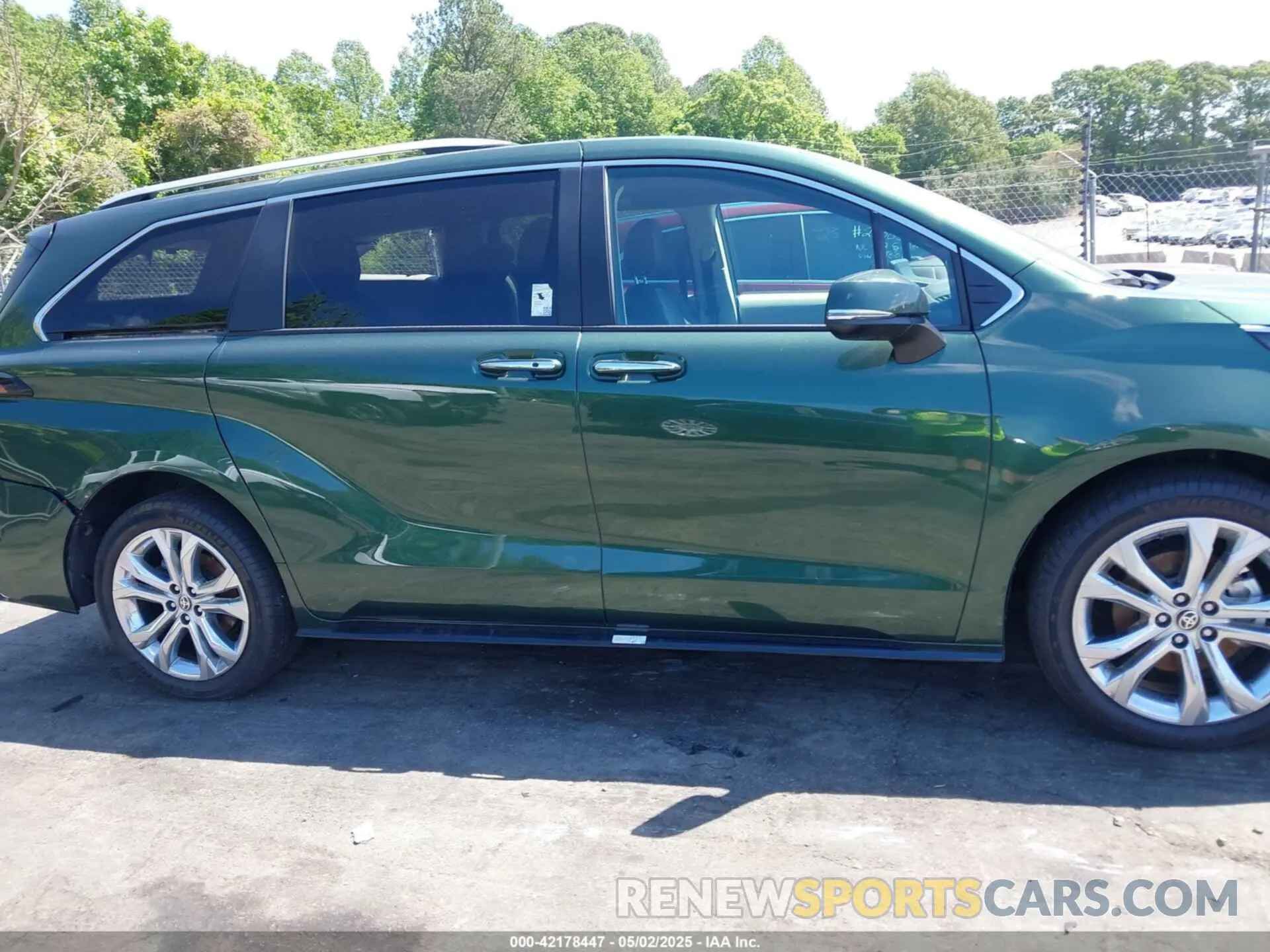 13 fotografías del automóvil dañado 5TDERKEC3RS190557 TOYOTA SIENNA 2024