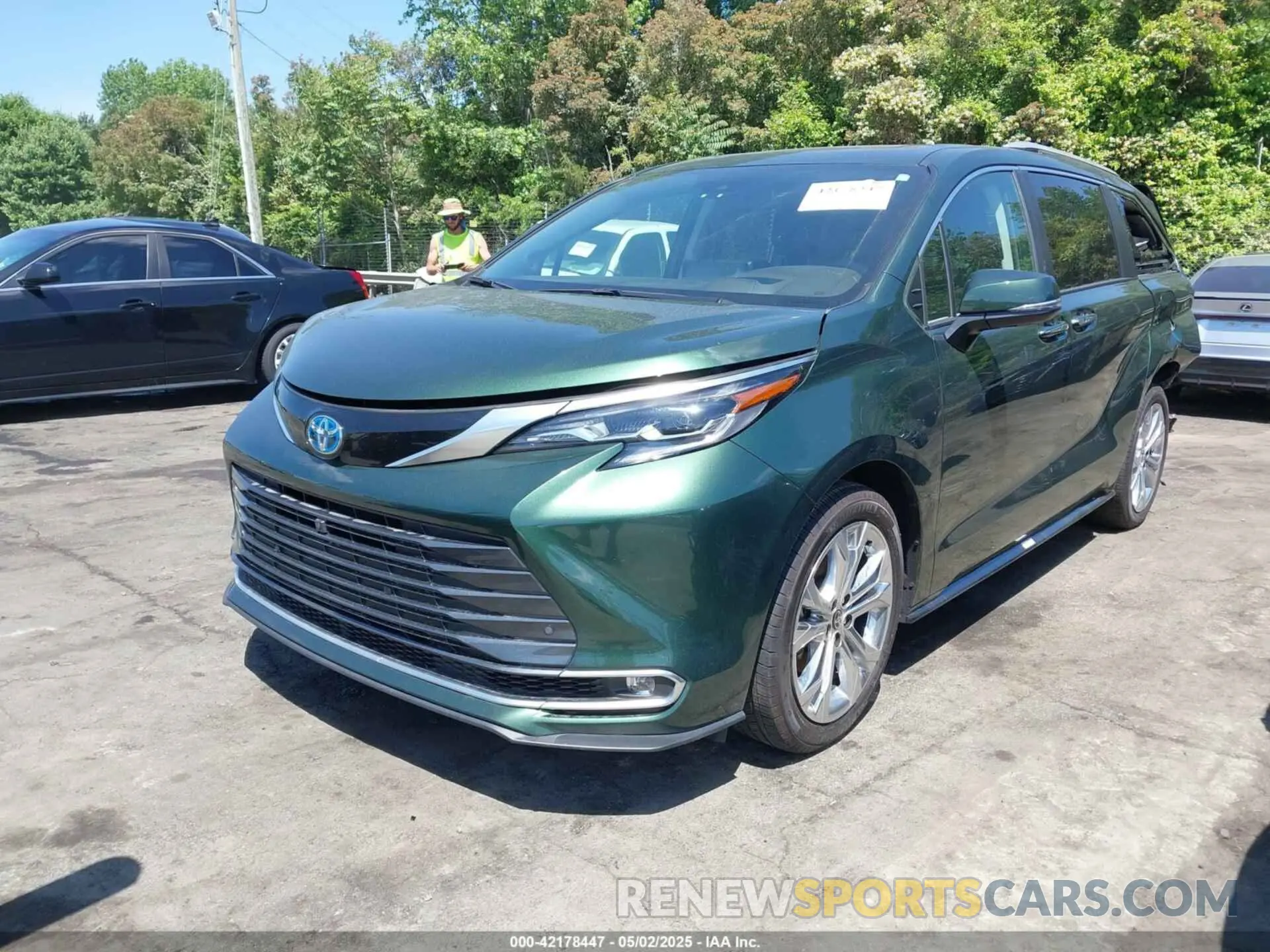 2 fotografías del automóvil dañado 5TDERKEC3RS190557 TOYOTA SIENNA 2024