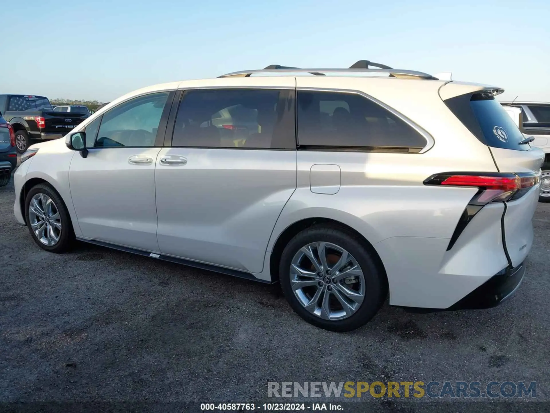 14 fotografías del automóvil dañado 5TDERKEC9RS211671 TOYOTA SIENNA 2024