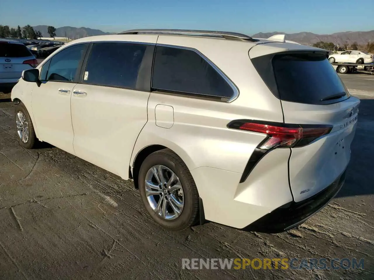 2 fotografías del automóvil dañado 5TDESKFC8RS119874 TOYOTA SIENNA 2024