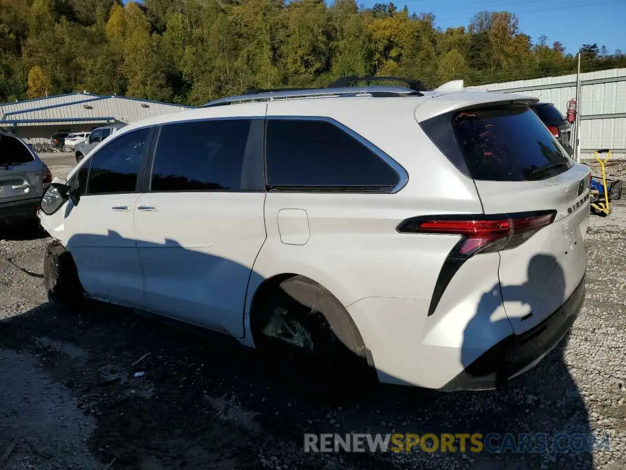 2 fotografías del automóvil dañado 5TDESKFCXRS113056 TOYOTA SIENNA 2024