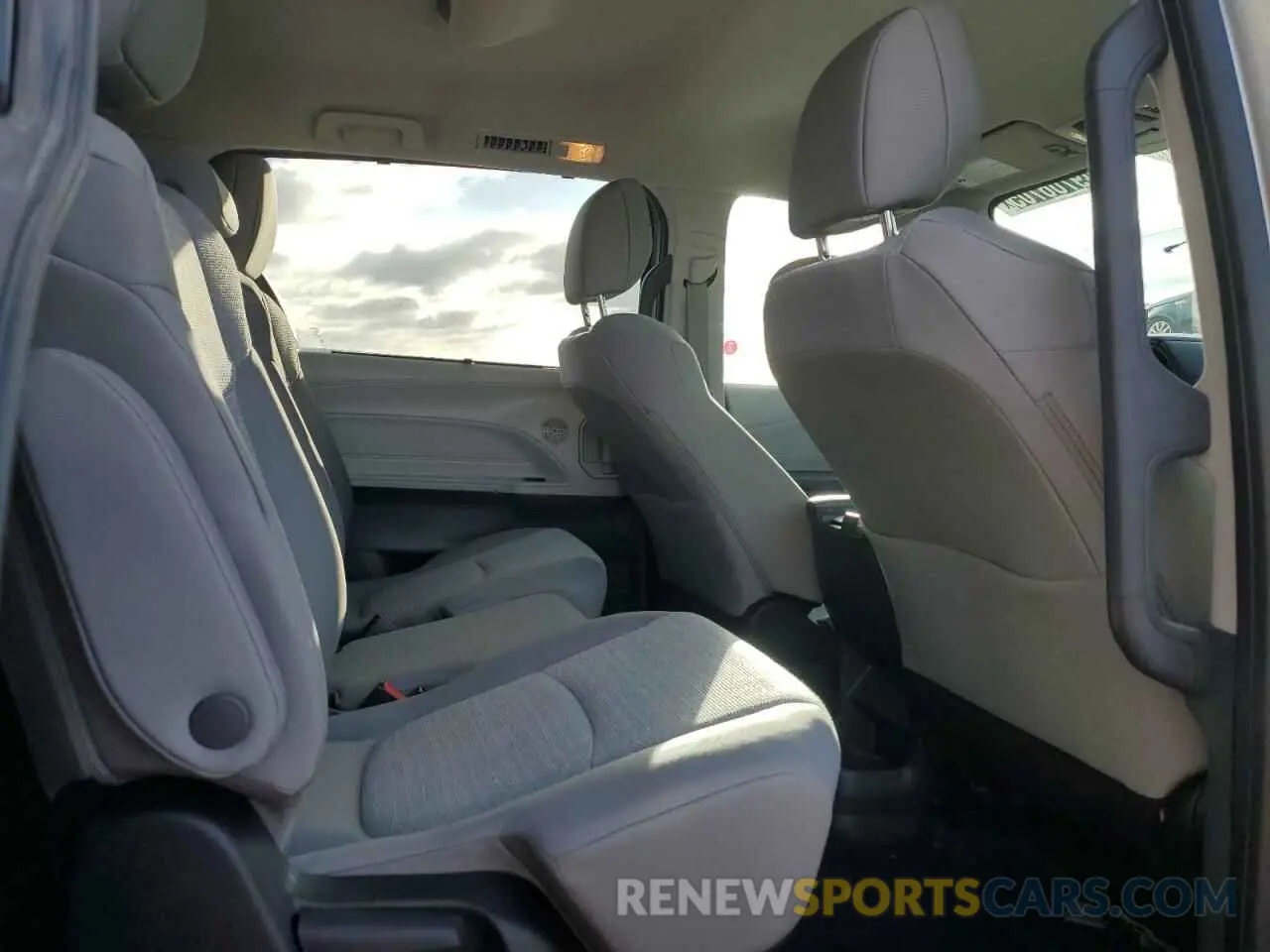11 fotografías del automóvil dañado 5TDGRKEC7RS197259 TOYOTA SIENNA 2024