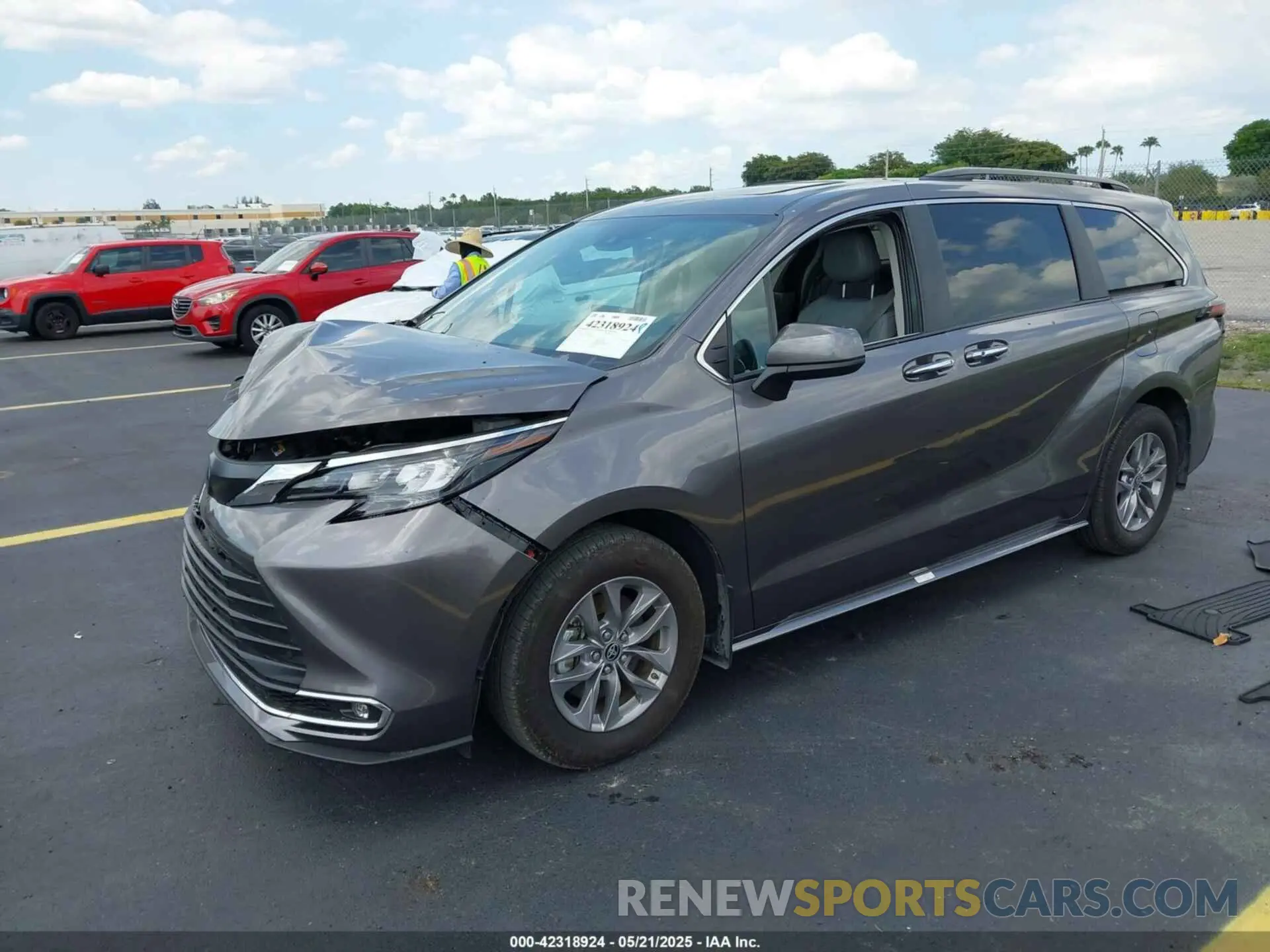 2 fotografías del automóvil dañado 5TDJRKEC7RS219623 TOYOTA SIENNA 2024