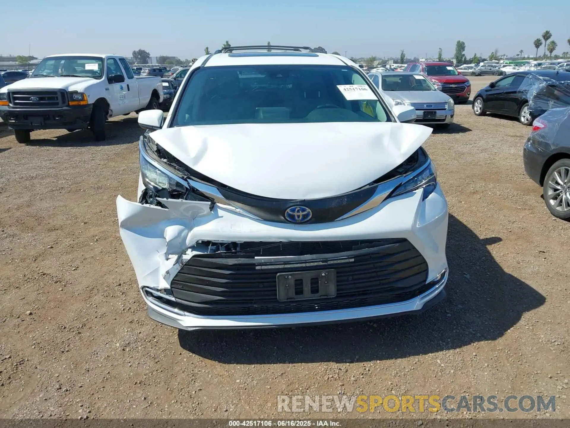 12 fotografías del automóvil dañado 5TDJRKEC8RS220344 TOYOTA SIENNA 2024