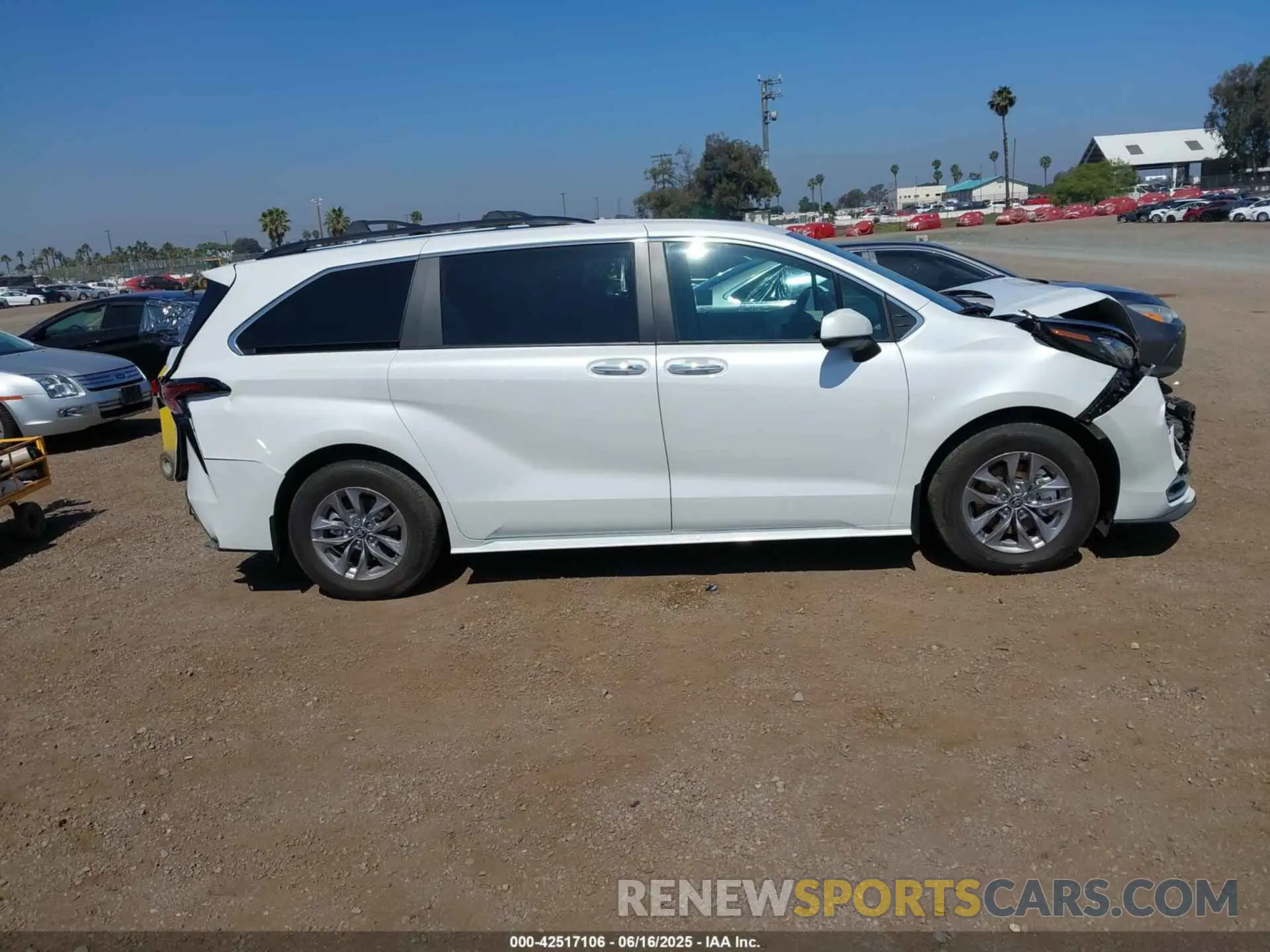 13 fotografías del automóvil dañado 5TDJRKEC8RS220344 TOYOTA SIENNA 2024