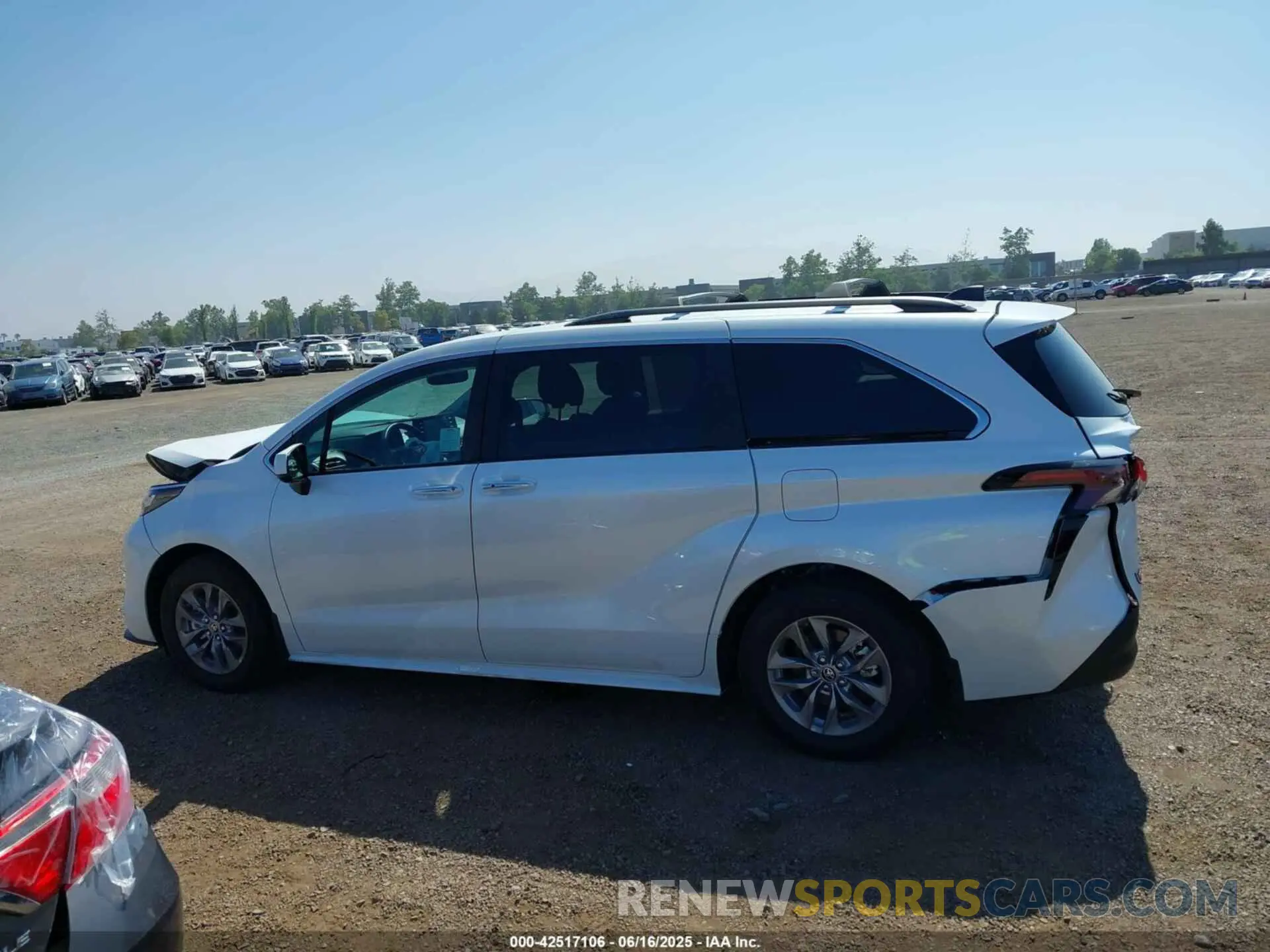 14 fotografías del automóvil dañado 5TDJRKEC8RS220344 TOYOTA SIENNA 2024