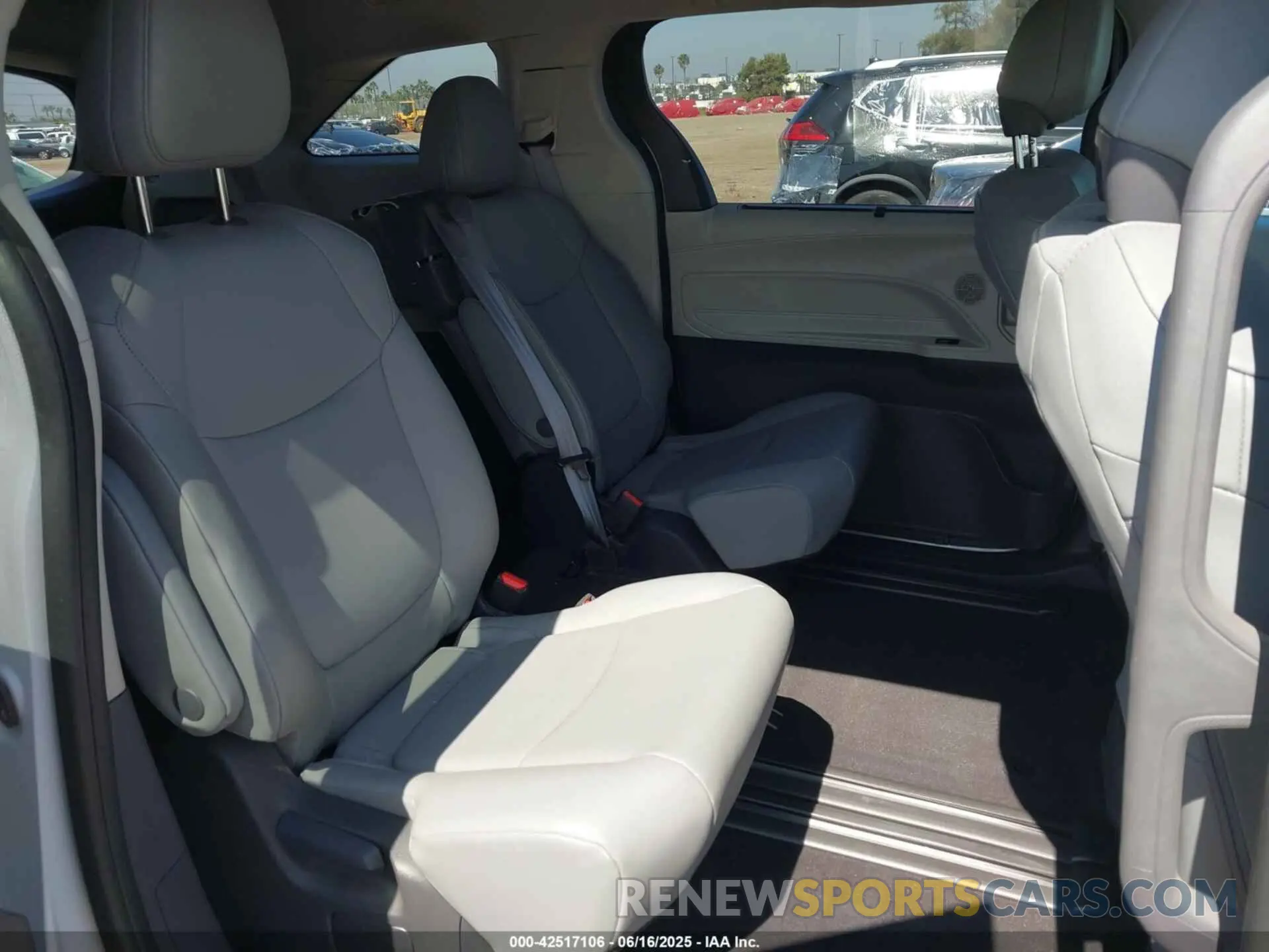 8 fotografías del automóvil dañado 5TDJRKEC8RS220344 TOYOTA SIENNA 2024