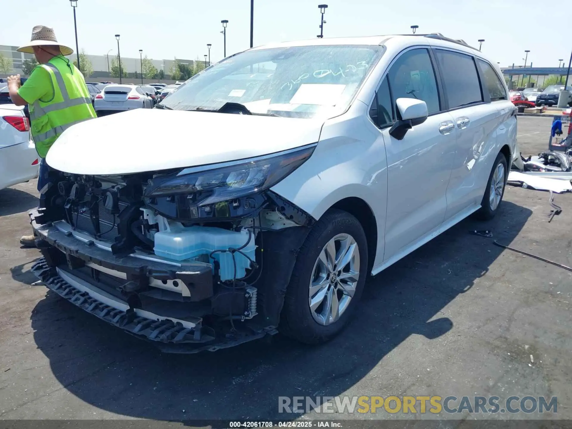 2 fotografías del automóvil dañado 5TDJSKFC9RS111099 TOYOTA SIENNA 2024