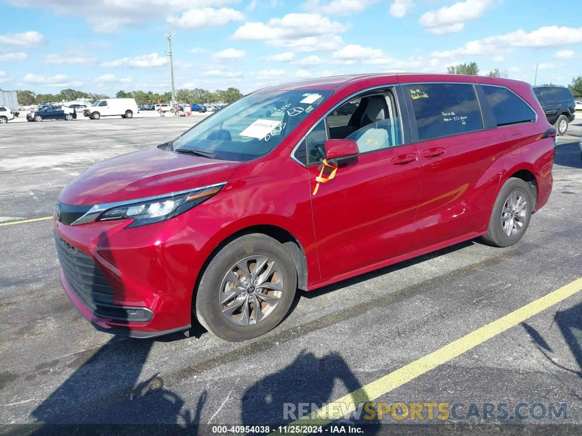 2 fotografías del automóvil dañado 5TDKRKEC0RS188803 TOYOTA SIENNA 2024