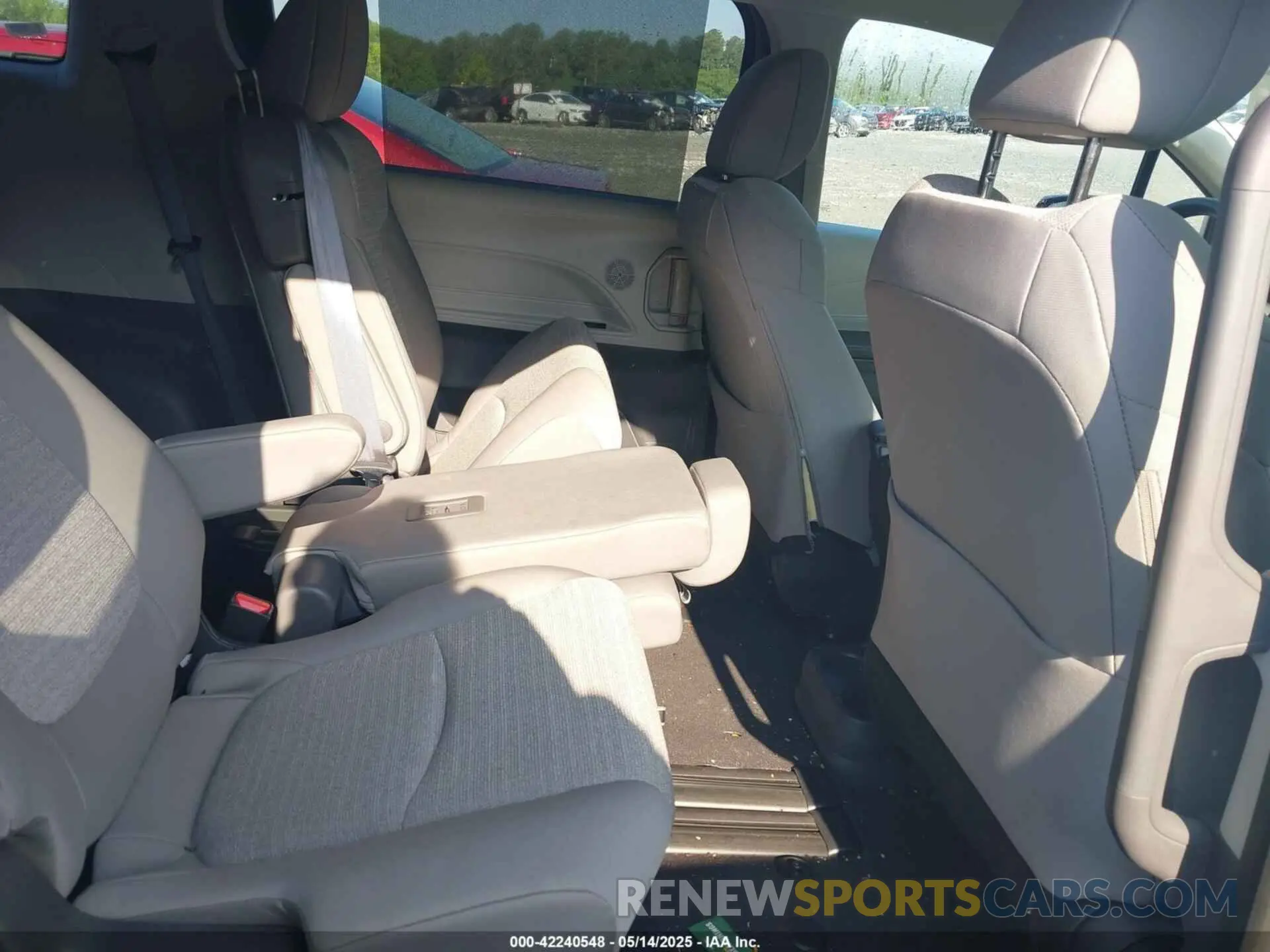 8 fotografías del automóvil dañado 5TDKRKEC0RS203462 TOYOTA SIENNA 2024