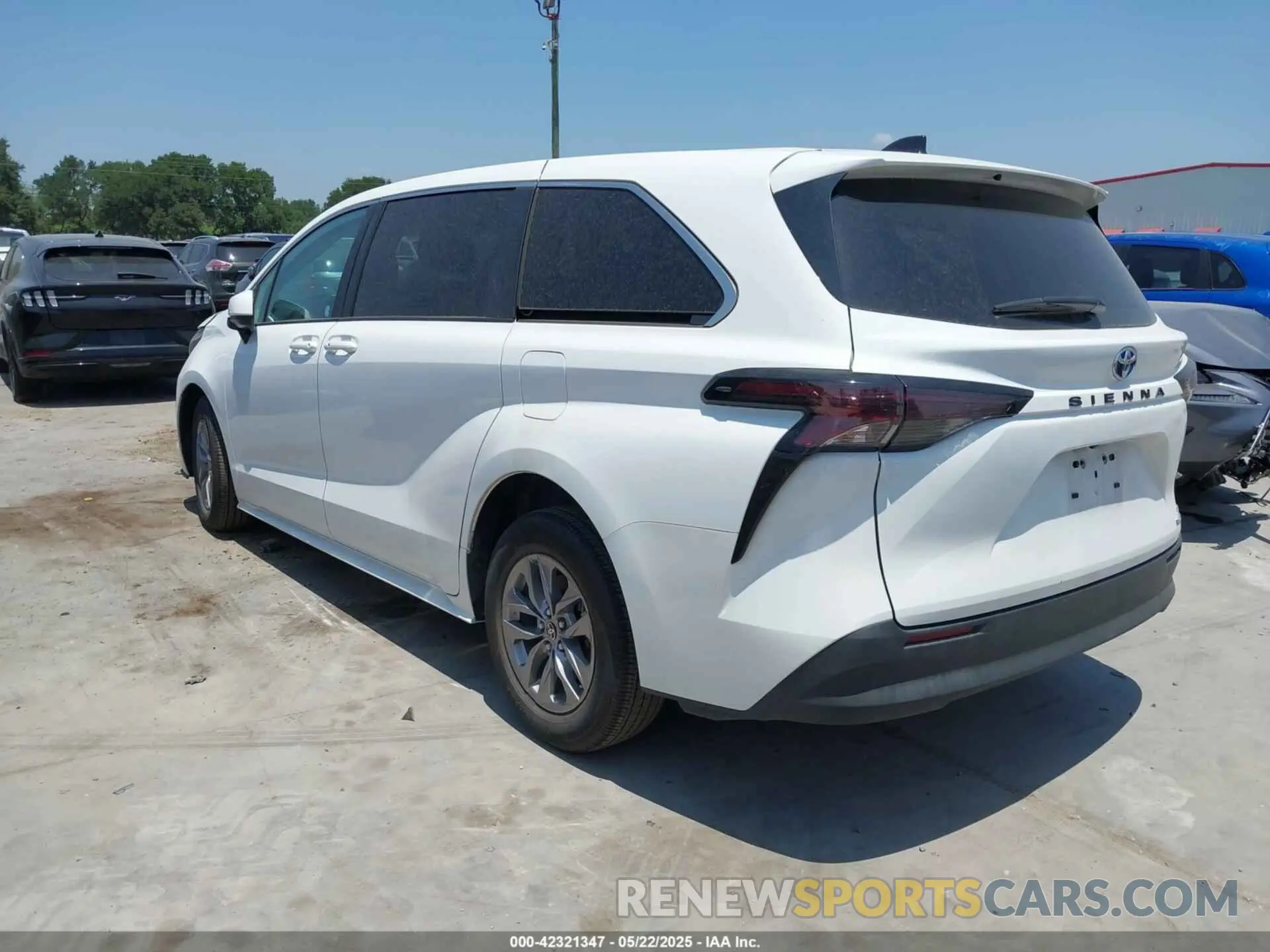 3 fotografías del automóvil dañado 5TDKRKEC0RS213442 TOYOTA SIENNA 2024