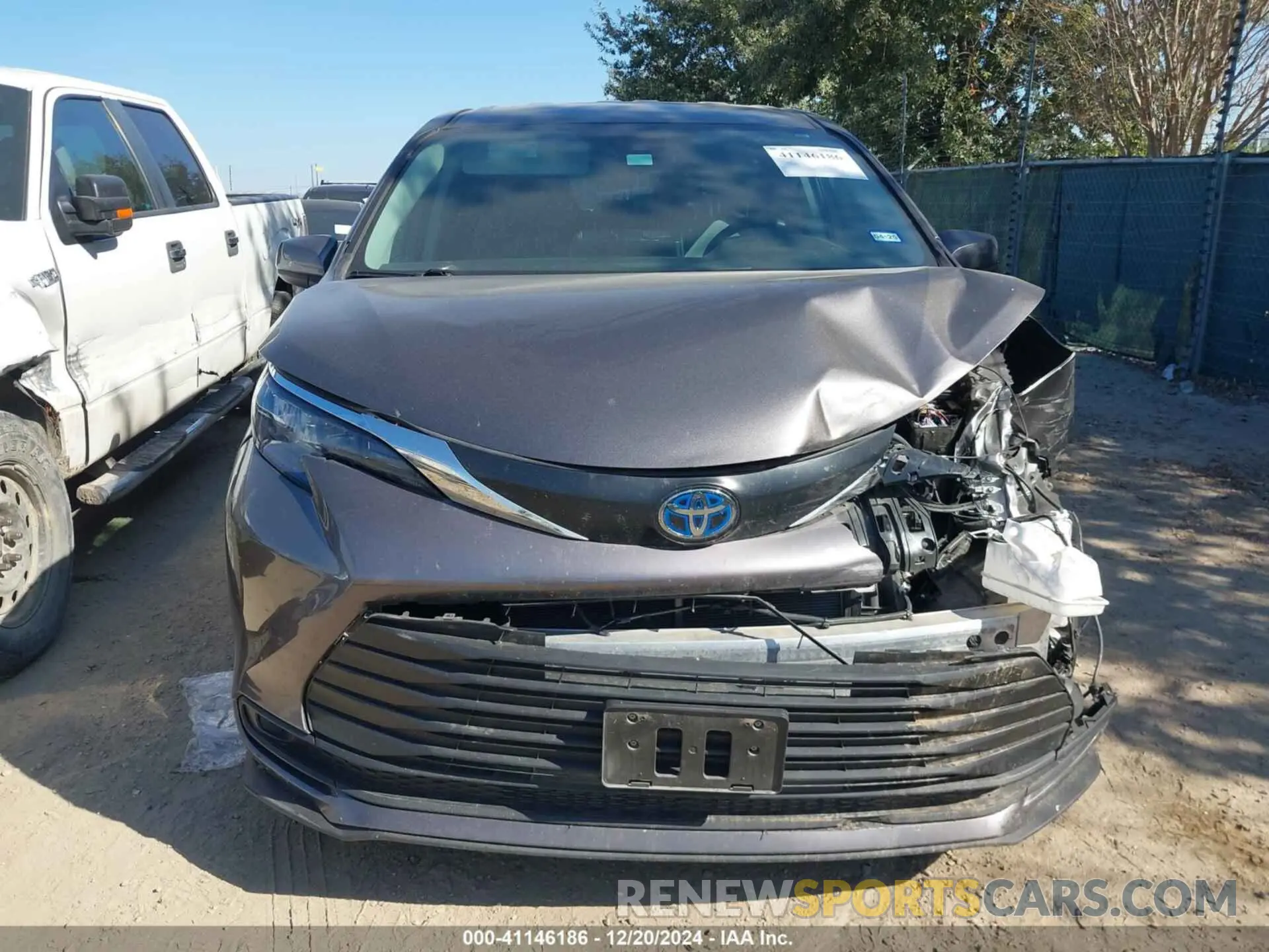 12 fotografías del automóvil dañado 5TDKRKEC6RS198963 TOYOTA SIENNA 2024